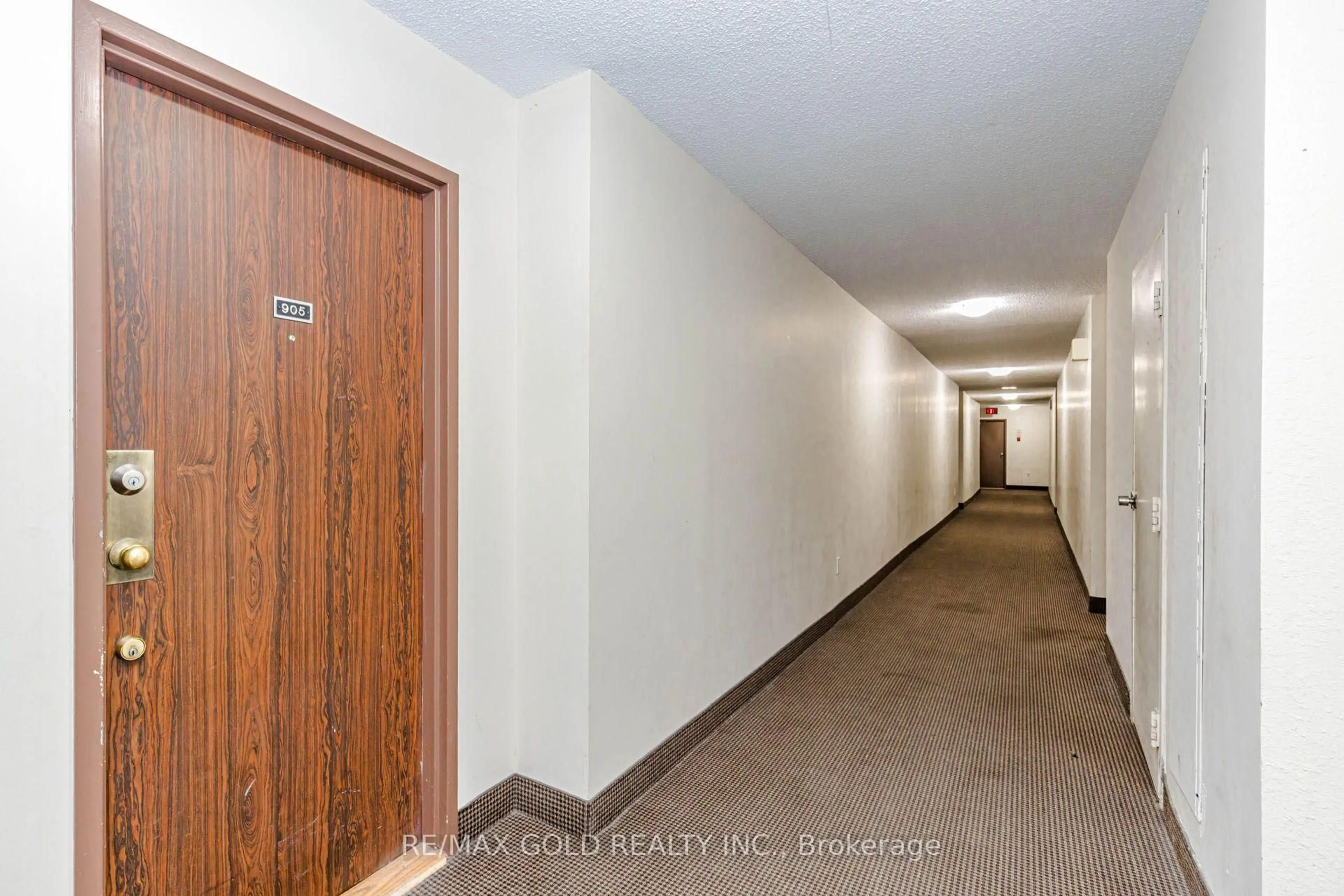 Indoor foyer for 17 Knightsbridge Rd #905, Brampton Ontario L6T 3X9
