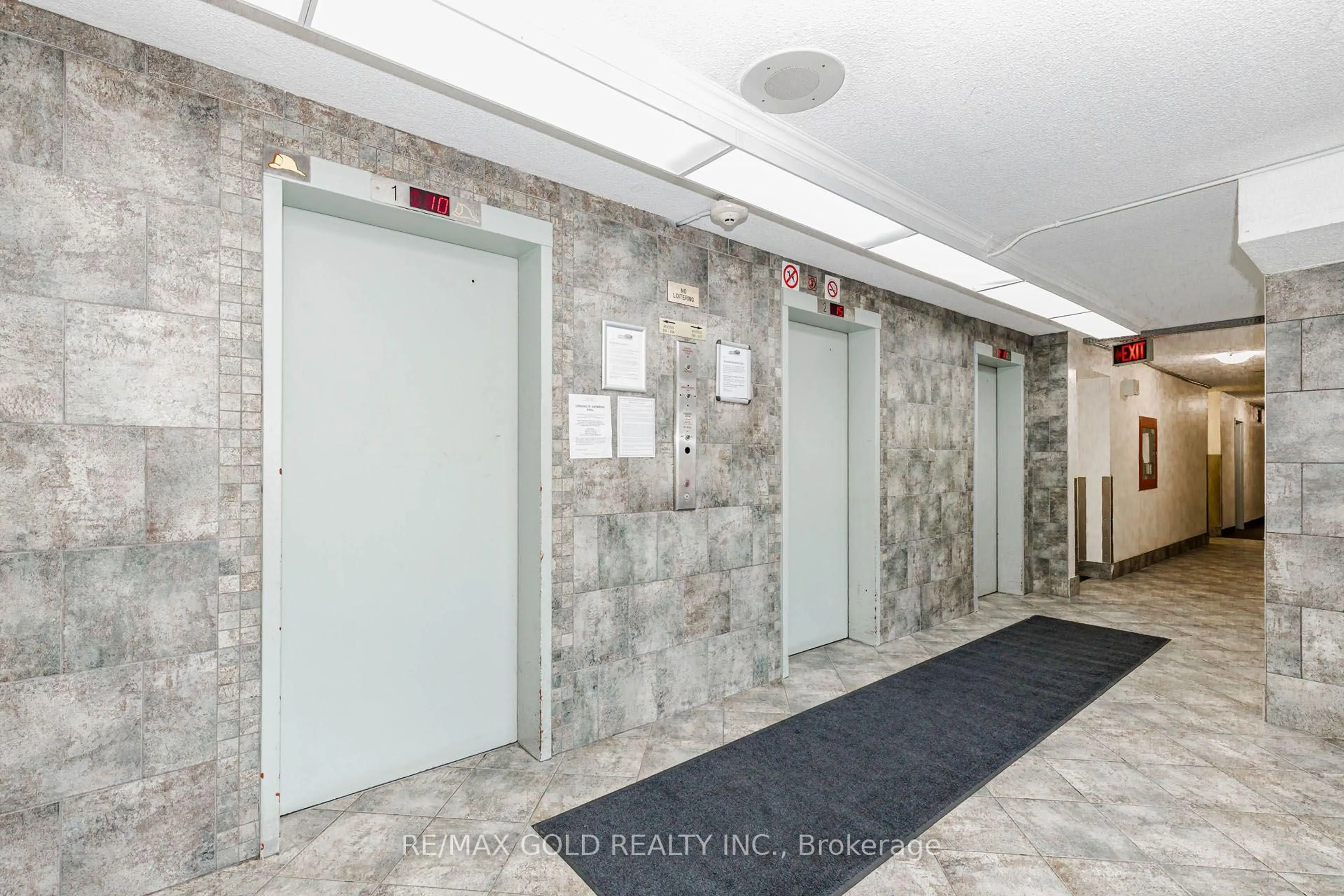 Indoor foyer for 17 Knightsbridge Rd #905, Brampton Ontario L6T 3X9