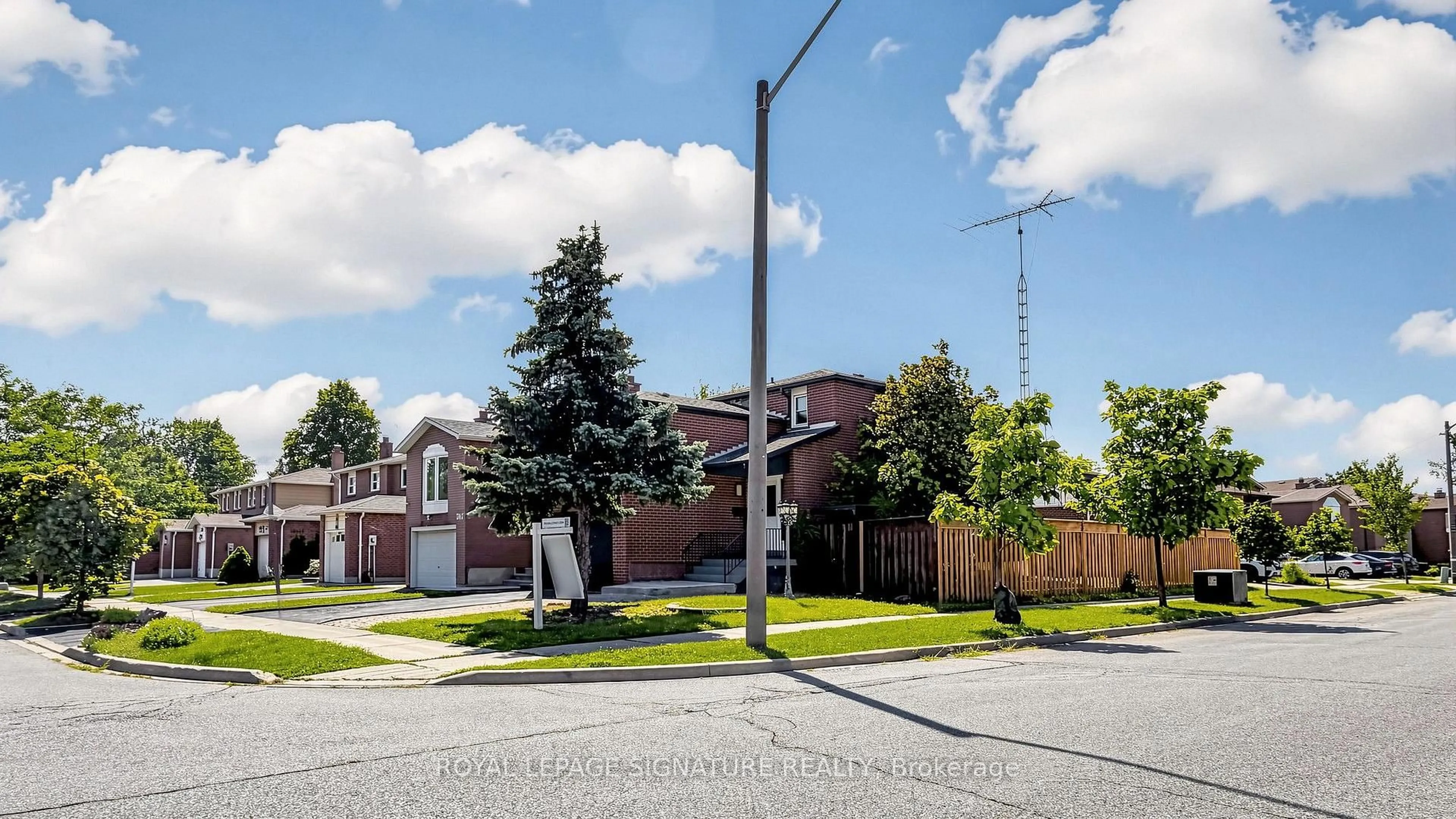 Home with brick exterior material, street for 784 Galloway Cres, Mississauga Ontario L5C 3T9