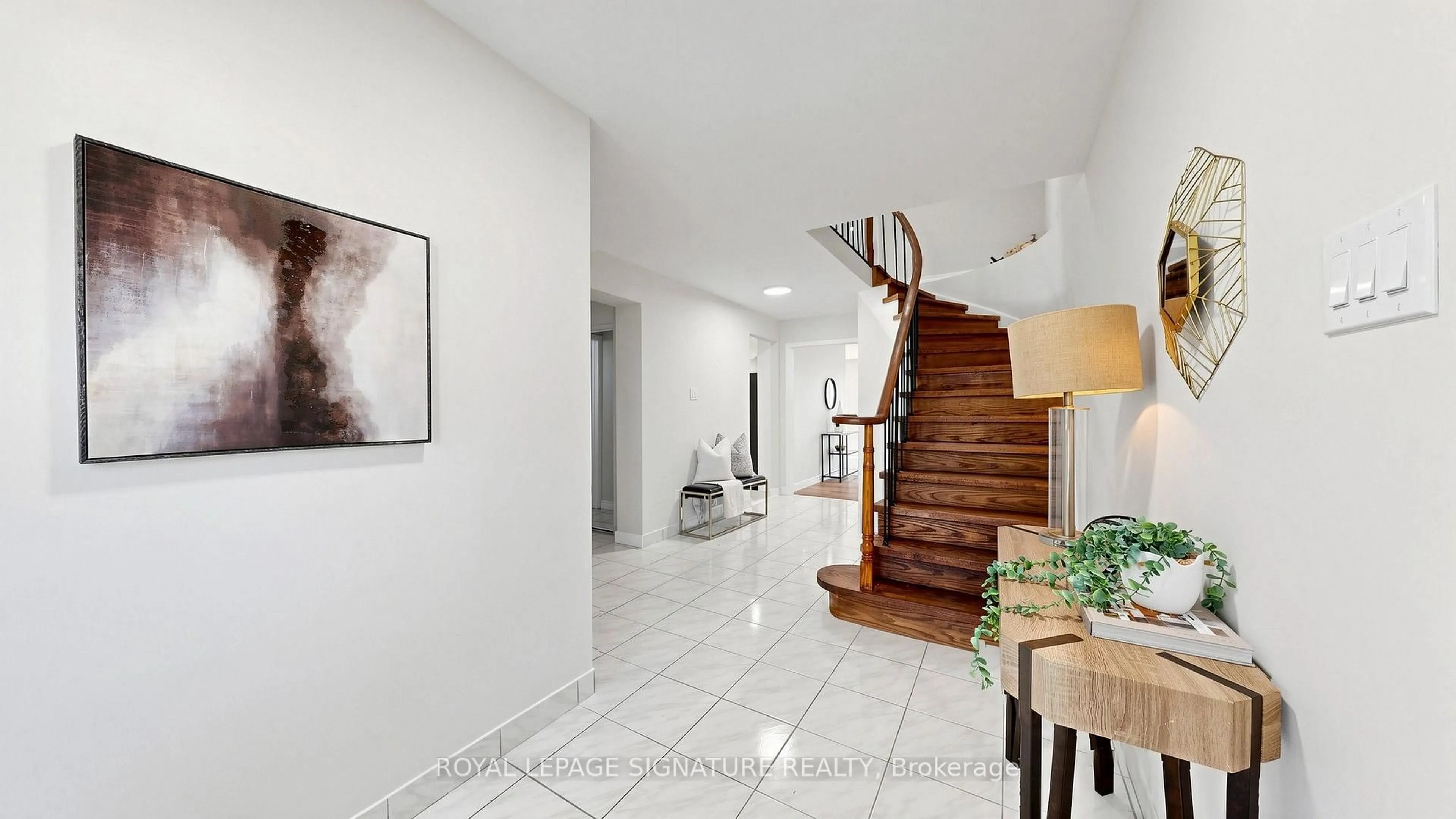 Indoor foyer for 784 Galloway Cres, Mississauga Ontario L5C 3T9