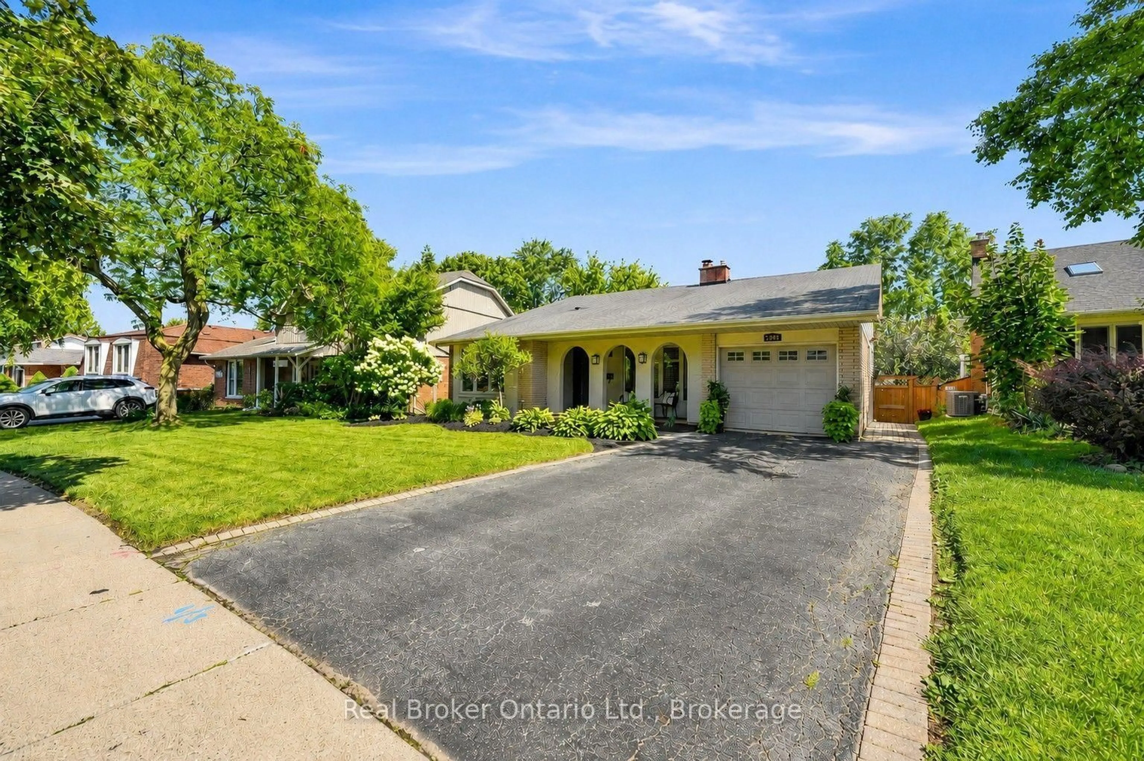 A pic from outside/outdoor area/front of a property/back of a property/a pic from drone, street for 2086 Cavendish Dr, Burlington Ontario L7P 1Z1