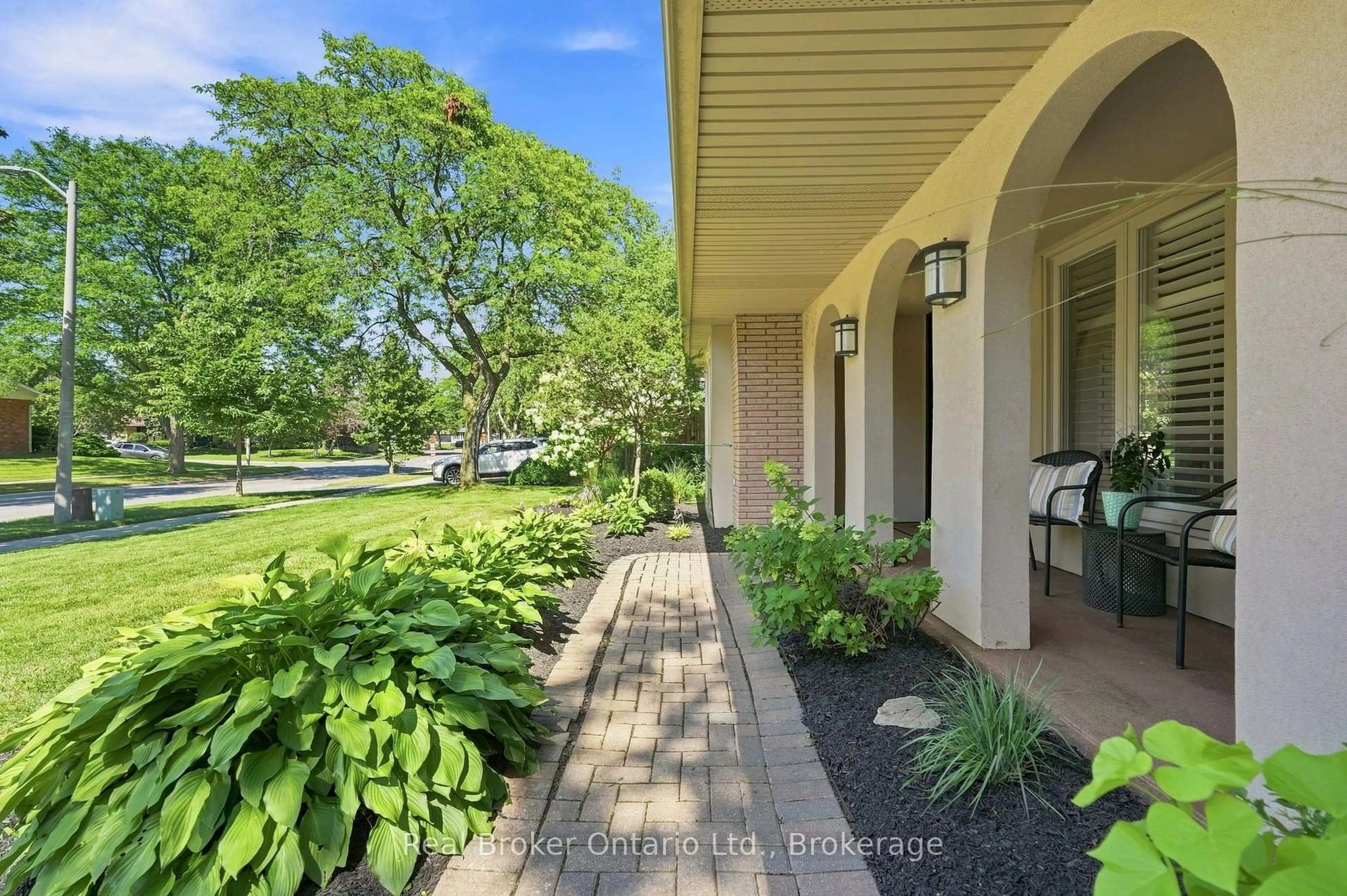Patio, water/lake/river/ocean view for 2086 Cavendish Dr, Burlington Ontario L7P 1Z1