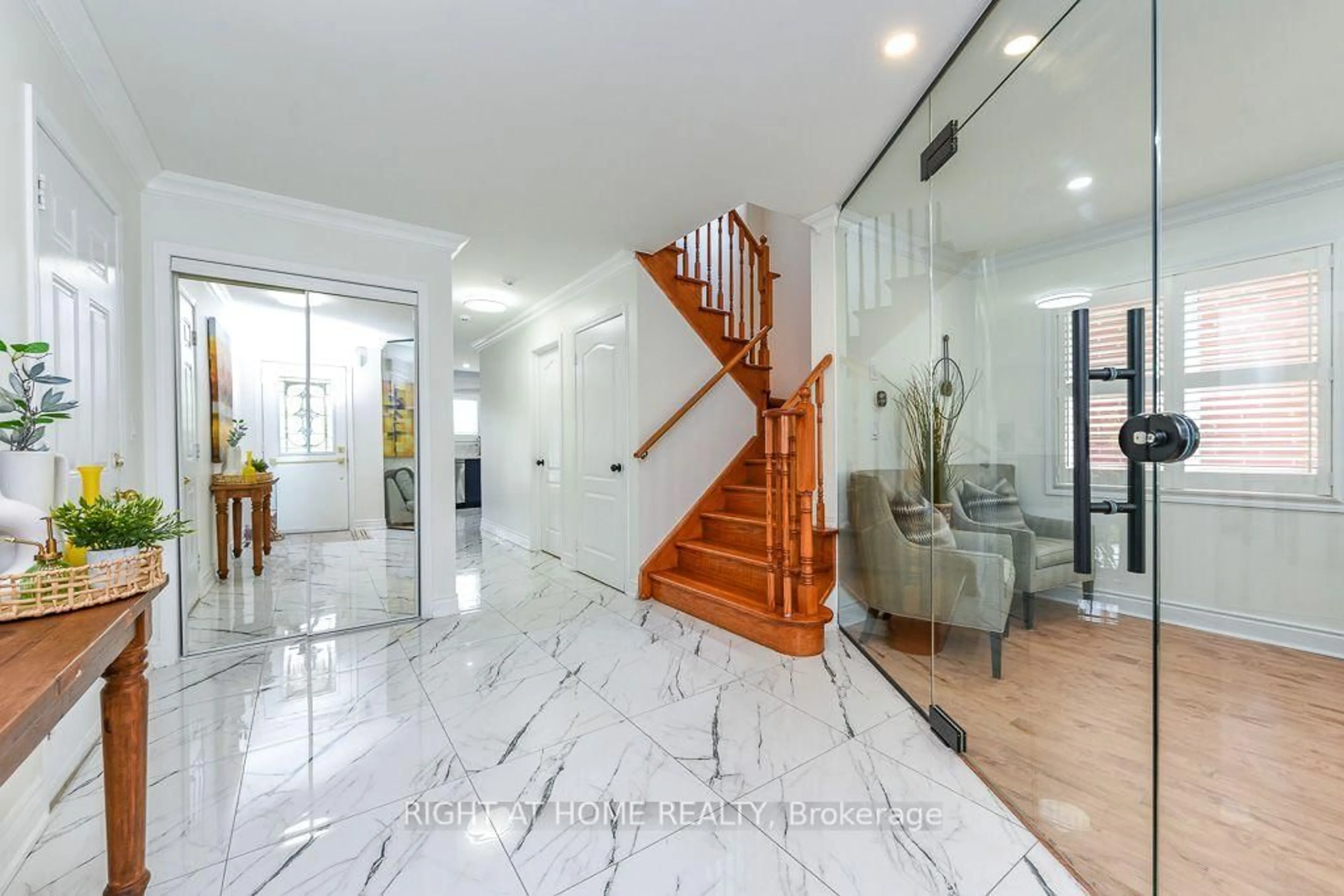 Indoor foyer for 696 Caldwell Cres, Milton Ontario L9T 0H6