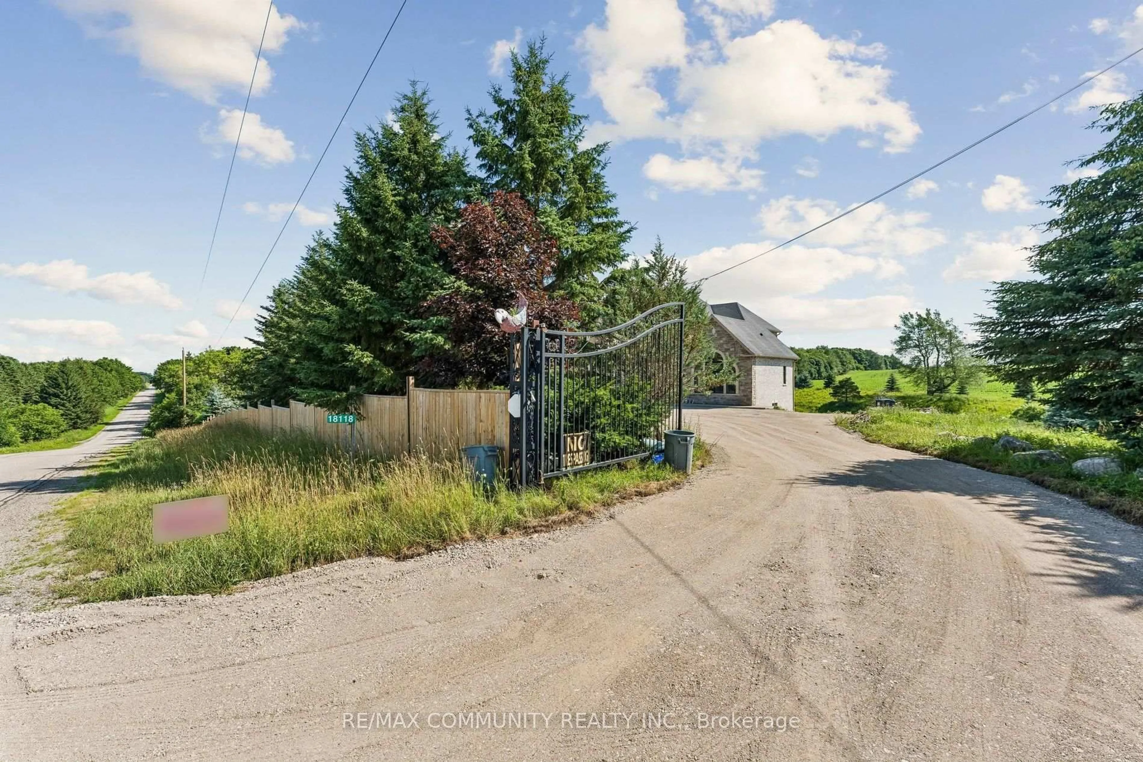 A pic from outside/outdoor area/front of a property/back of a property/a pic from drone, street for 18118 Heart Lake Rd, Caledon Ontario L7K 2A4