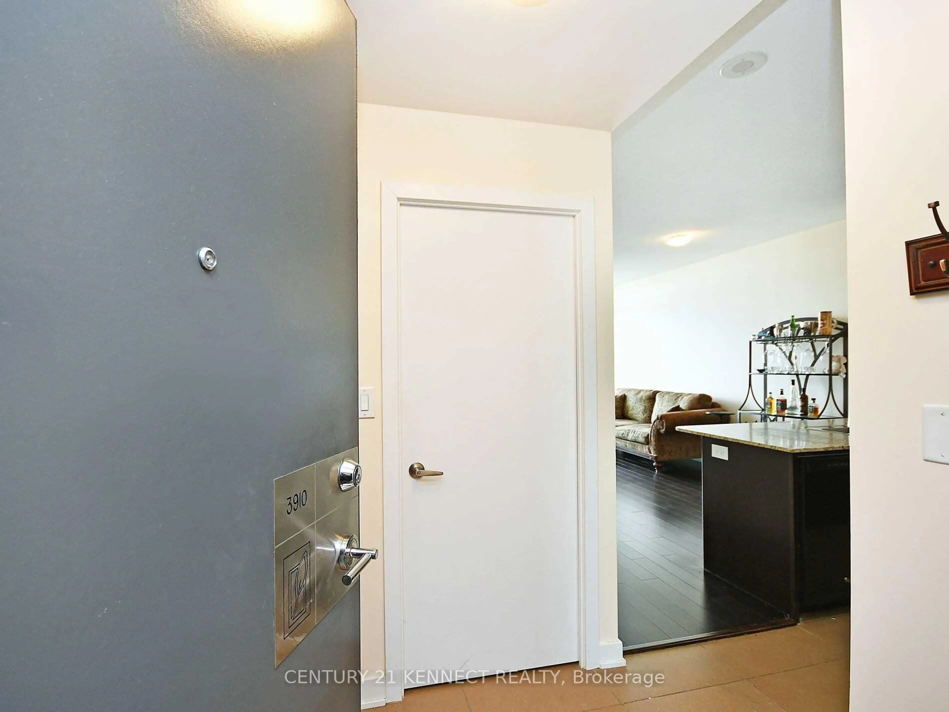 Indoor entryway for 4070 Confederation Pkwy #3910, Mississauga Ontario L5B 0E9