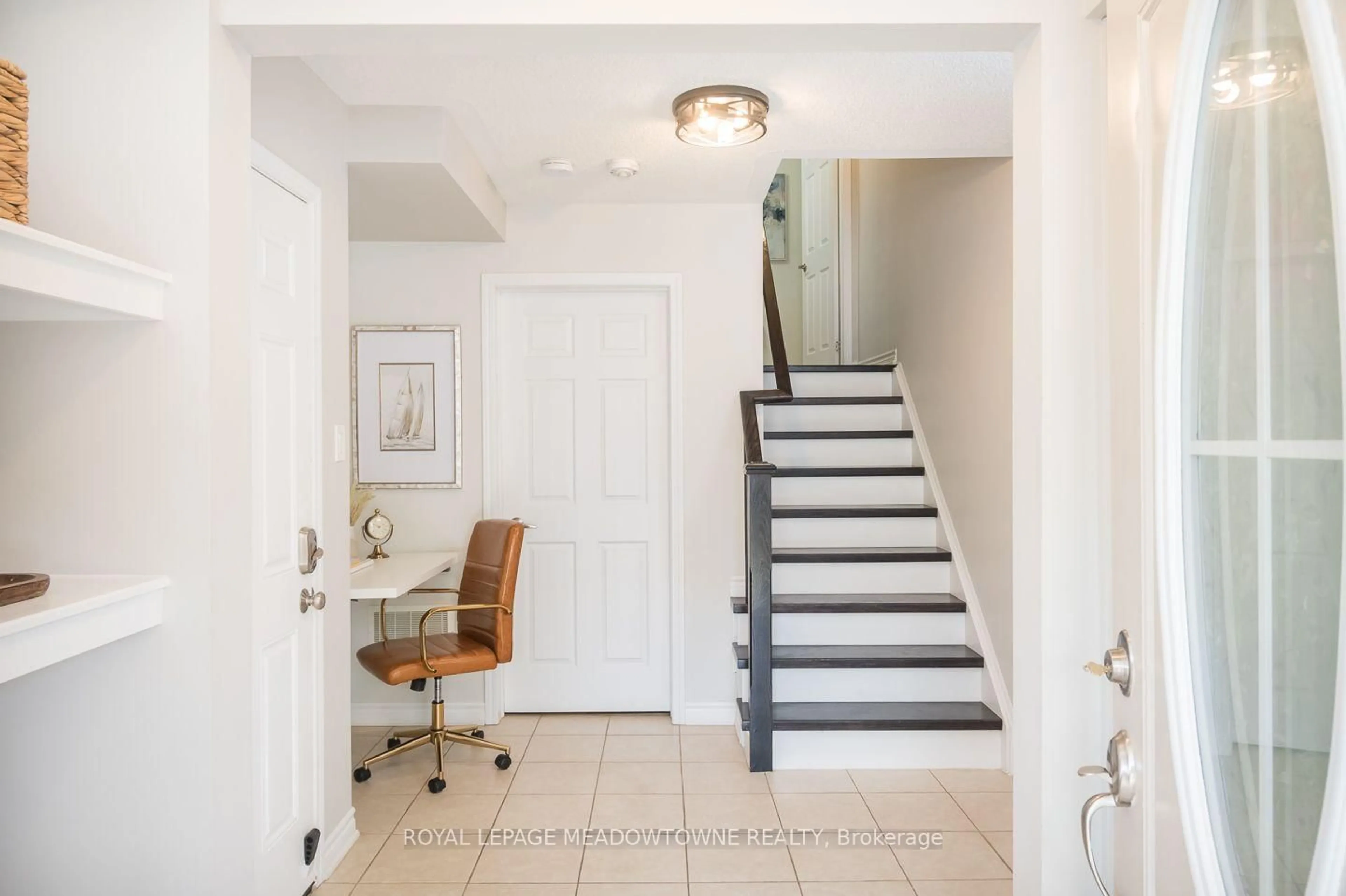 Indoor entryway for 298 Reis Pl, Milton Ontario L9E 0A9