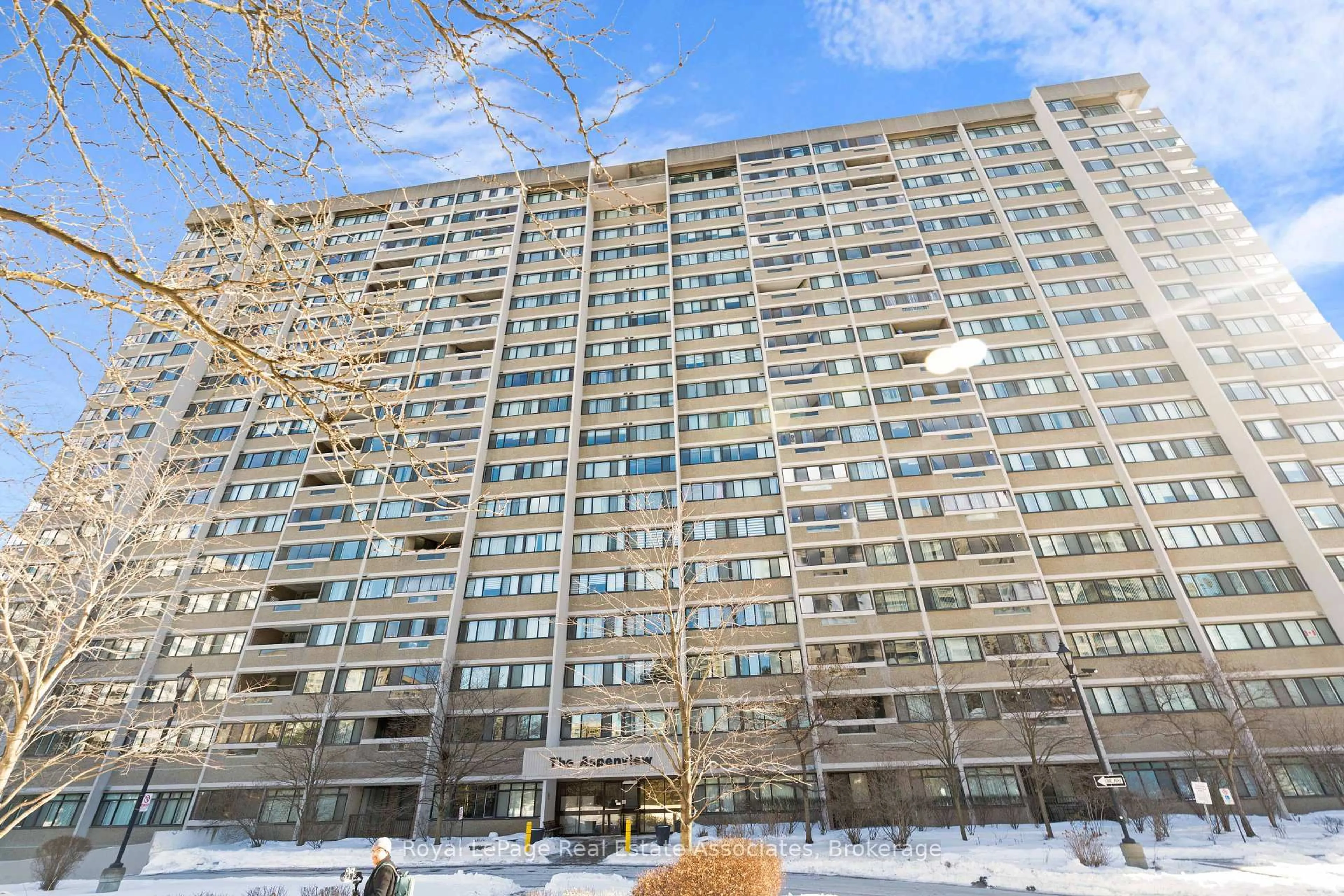 Patio, building for 50 Elm Dr #912, Mississauga Ontario L5A 3X2