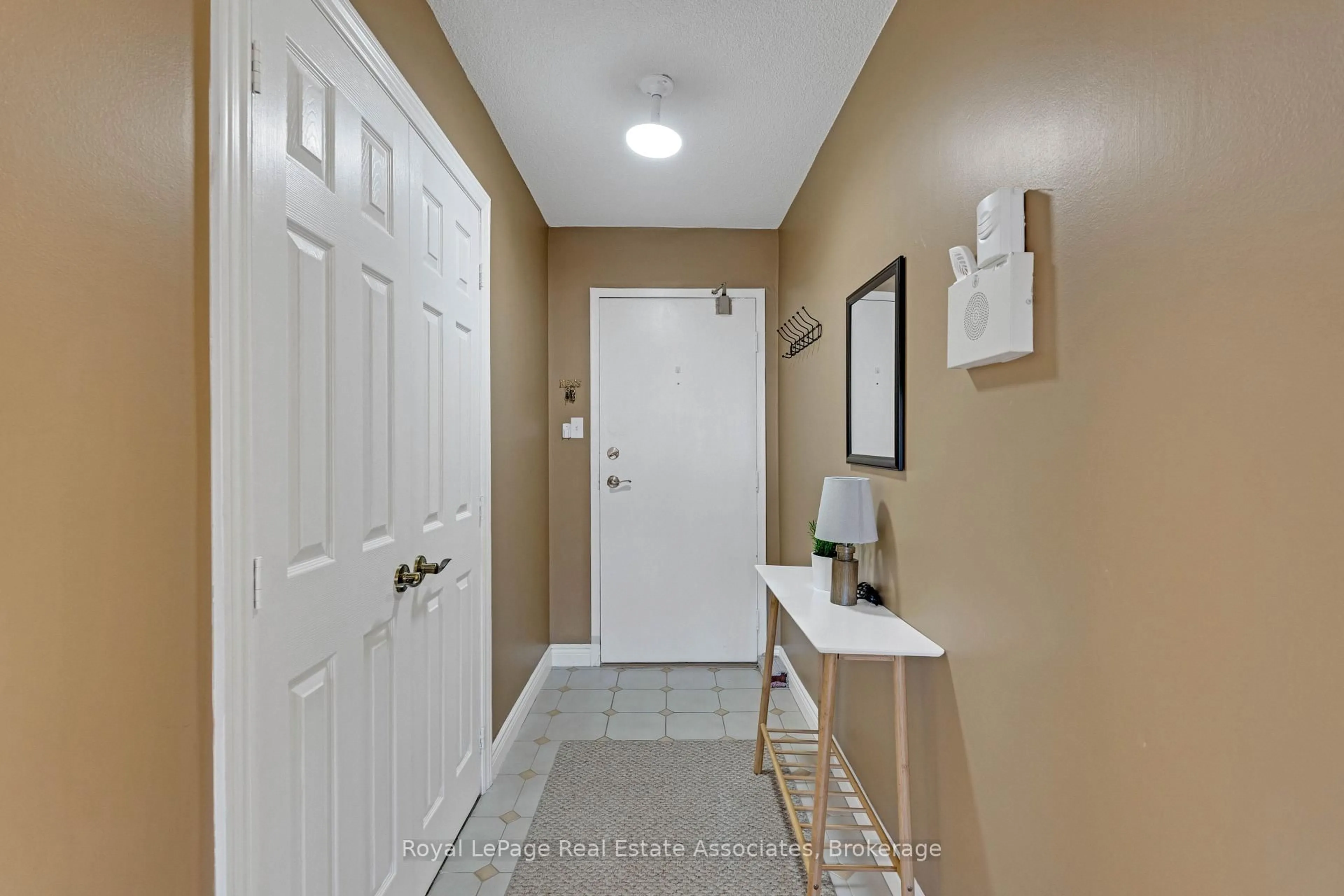 Indoor entryway for 50 Elm Dr #912, Mississauga Ontario L5A 3X2