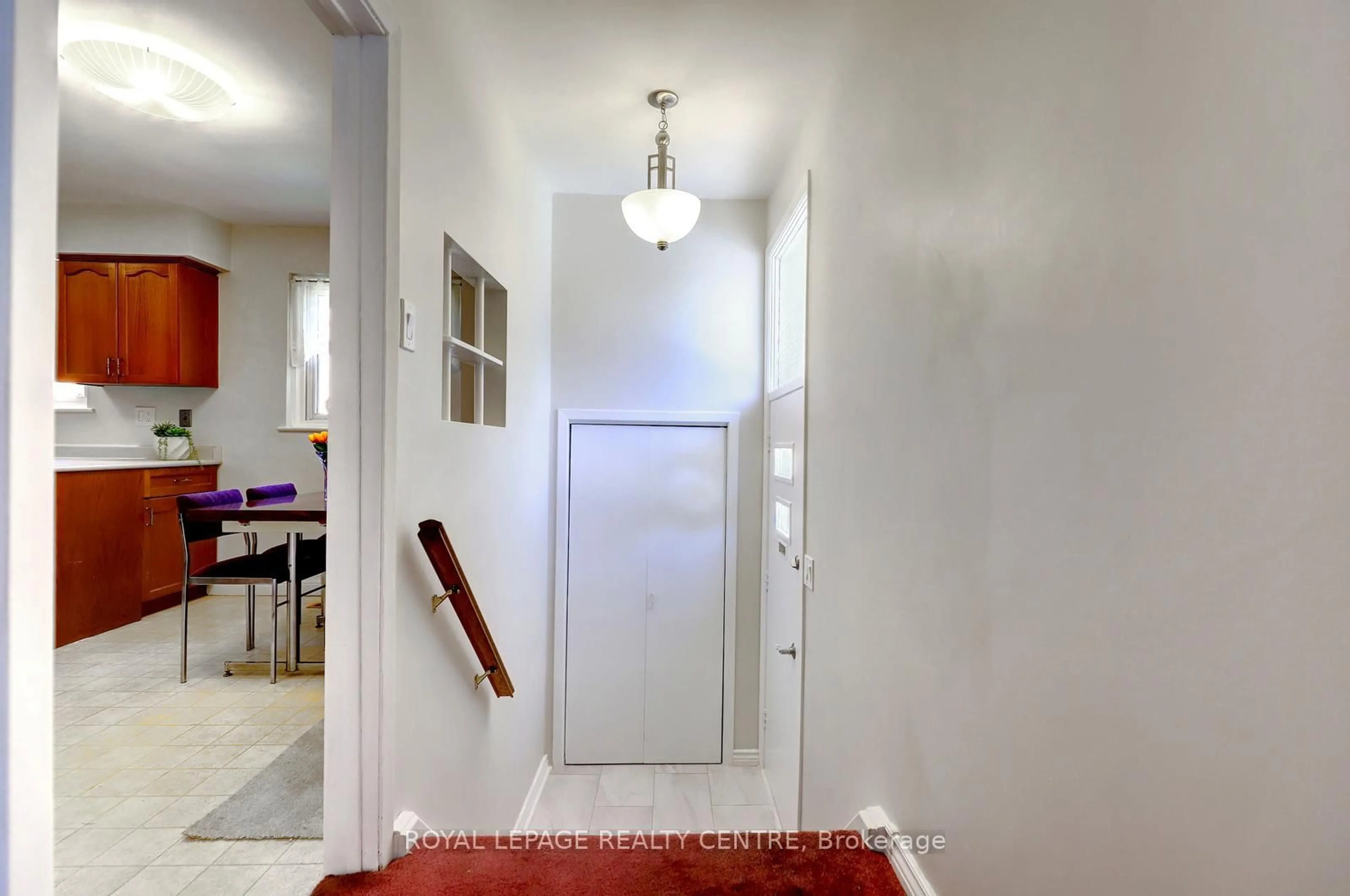 Indoor entryway for 1278 Shamir Cres, Mississauga Ontario L5C 1L1