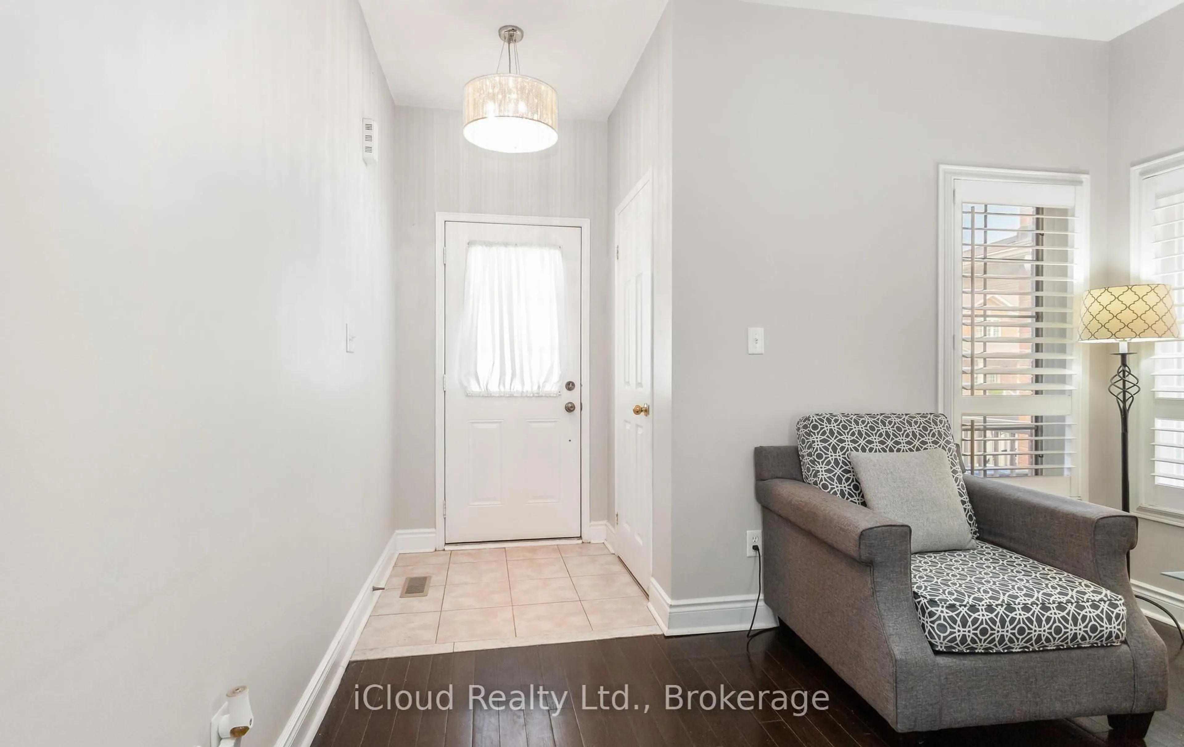 Indoor entryway for 39 Flurry Circ, Brampton Ontario L6X 0S7