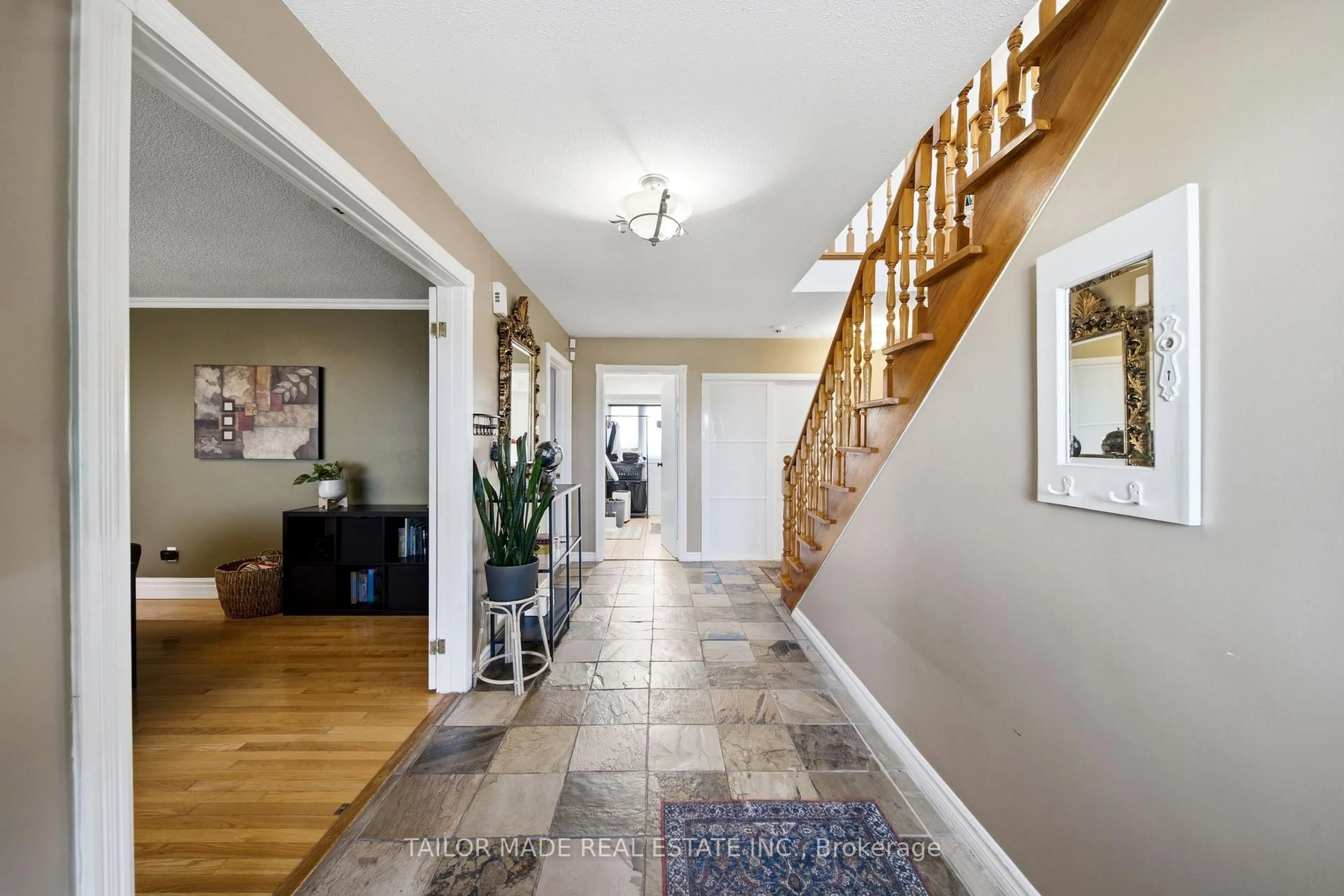 Indoor foyer for 13143 Heart Lake Rd, Caledon Ontario L7C 2K6