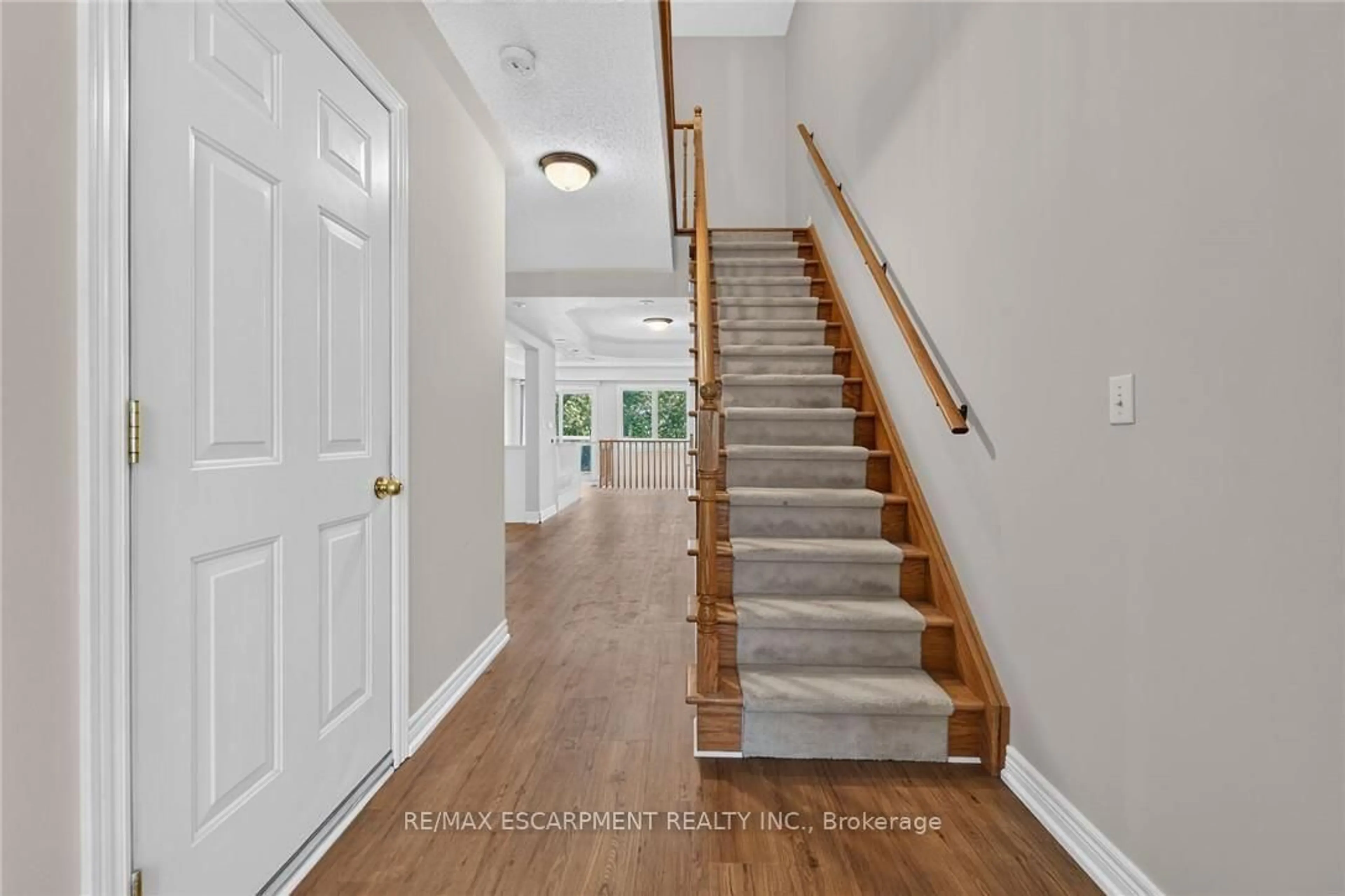 Indoor entryway for 710 Spring Gardens Rd #99, Burlington Ontario L7T 4K7