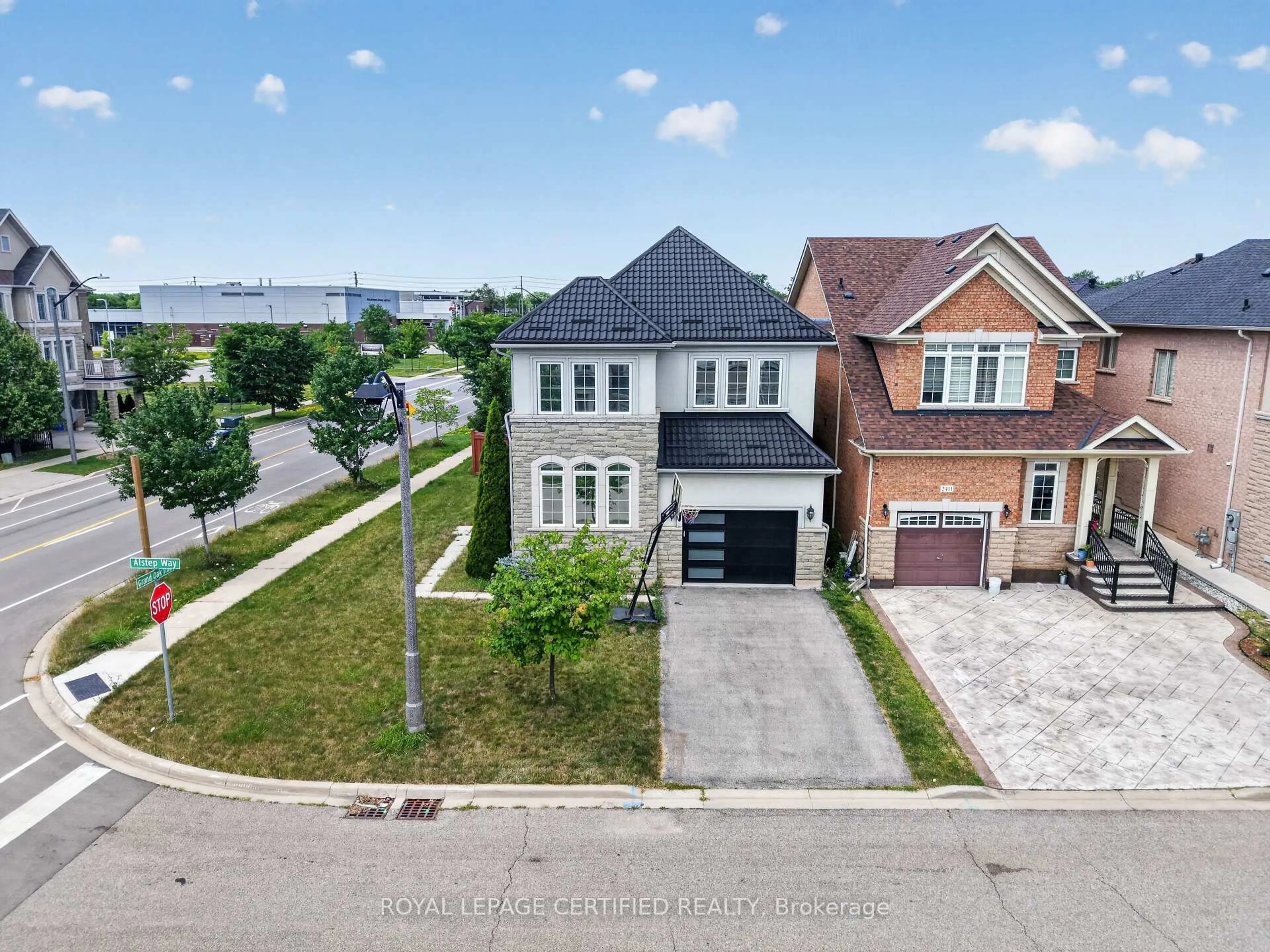 A pic from outside/outdoor area/front of a property/back of a property/a pic from drone, street for 2561 Grand Oak Tr, Oakville Ontario L6M 0R4