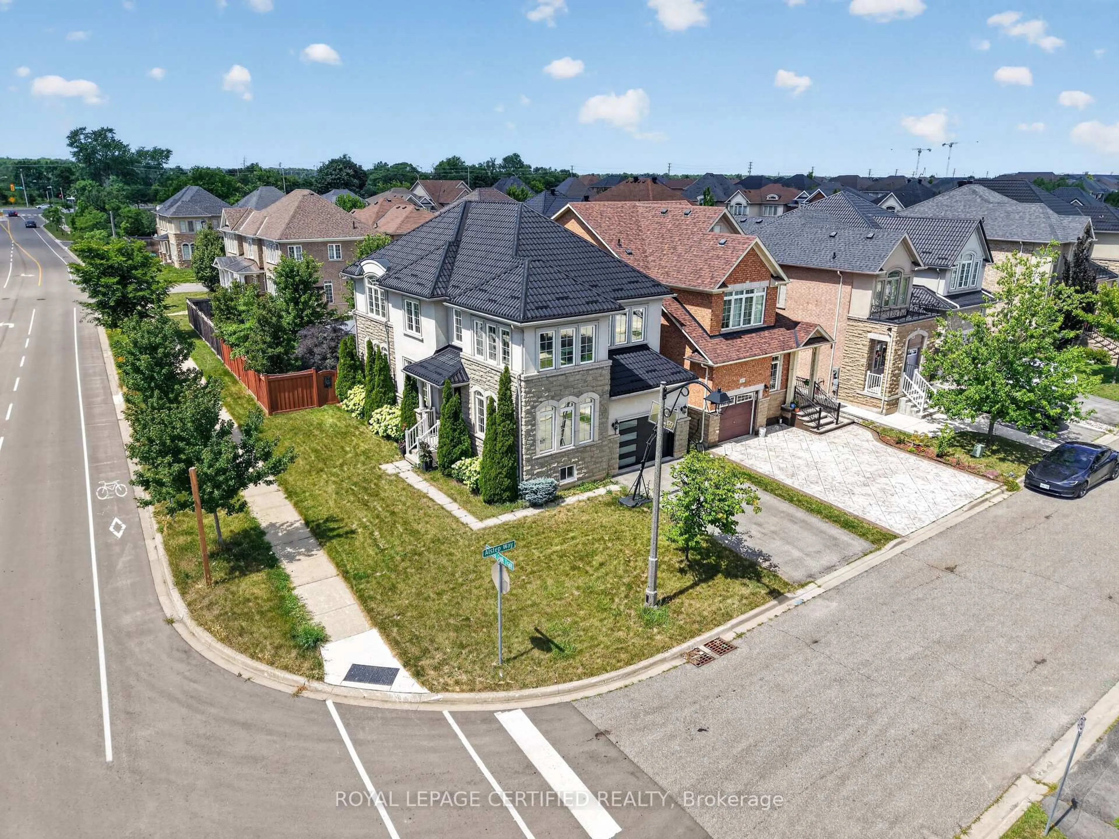 A pic from outside/outdoor area/front of a property/back of a property/a pic from drone, street for 2561 Grand Oak Tr, Oakville Ontario L6M 0R4