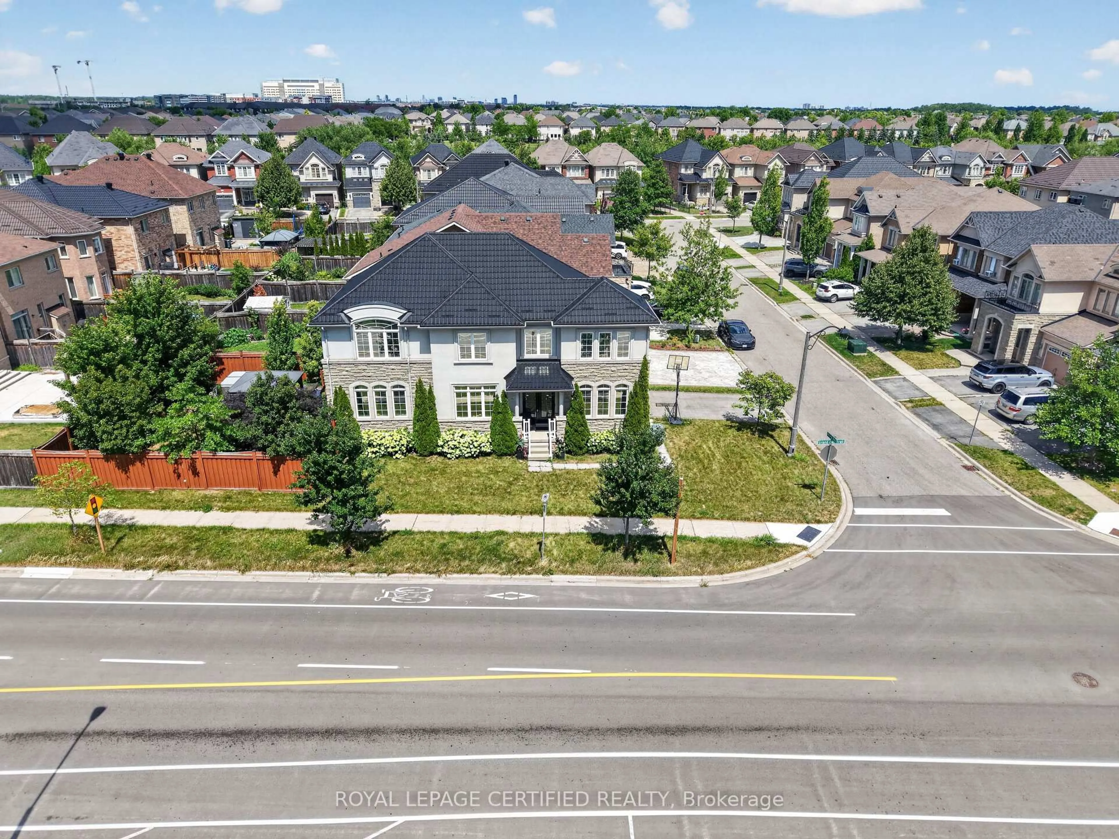 A pic from outside/outdoor area/front of a property/back of a property/a pic from drone, street for 2561 Grand Oak Tr, Oakville Ontario L6M 0R4