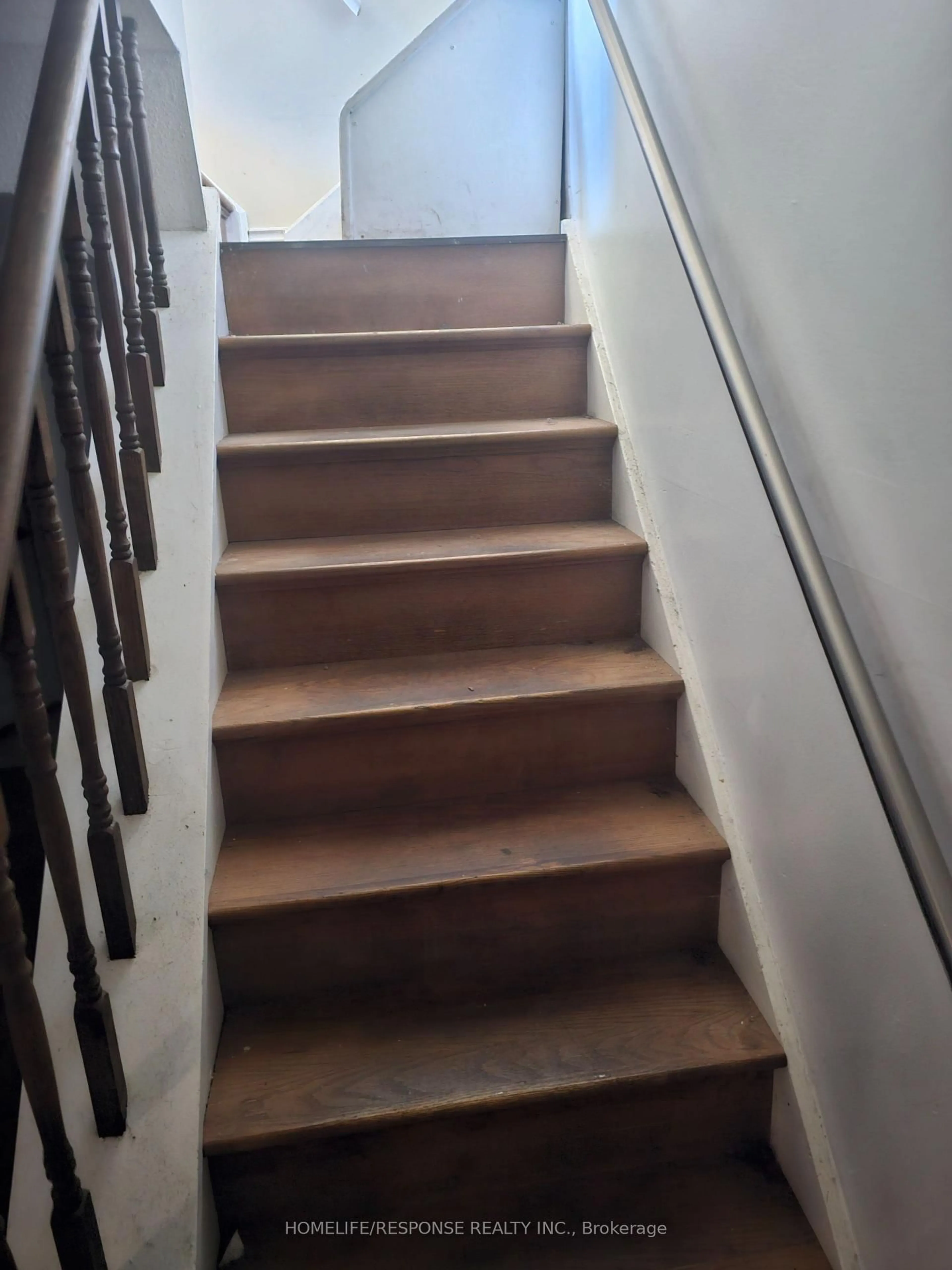 Stairs for 6 GOLD FINCH Crt, Brampton Ontario L6S 2K7