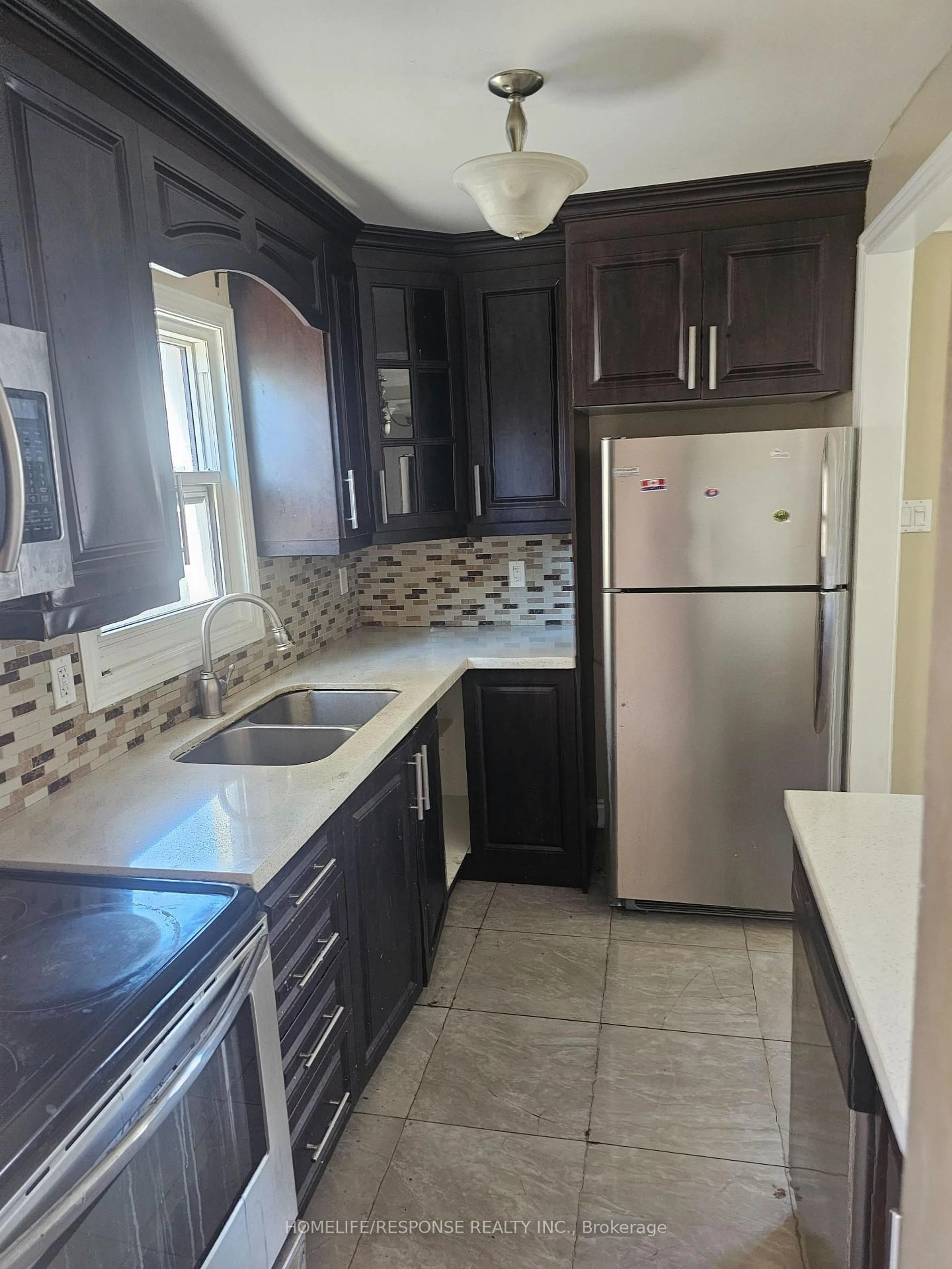Standard kitchen, ceramic/tile floor for 6 GOLD FINCH Crt, Brampton Ontario L6S 2K7