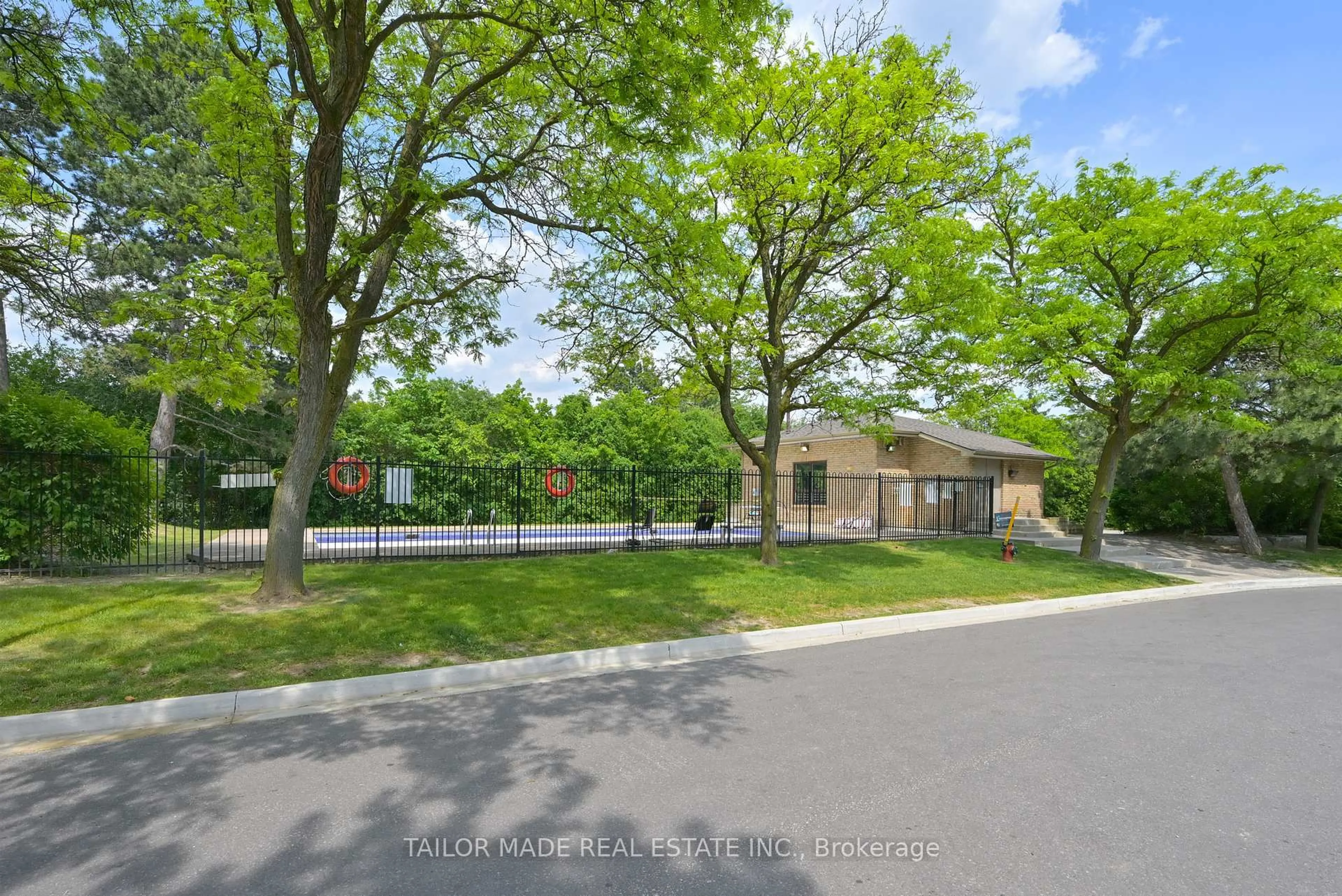 A pic from outside/outdoor area/front of a property/back of a property/a pic from drone, street for 79 Guildford Cres #79, Brampton Ontario L6S 3K2