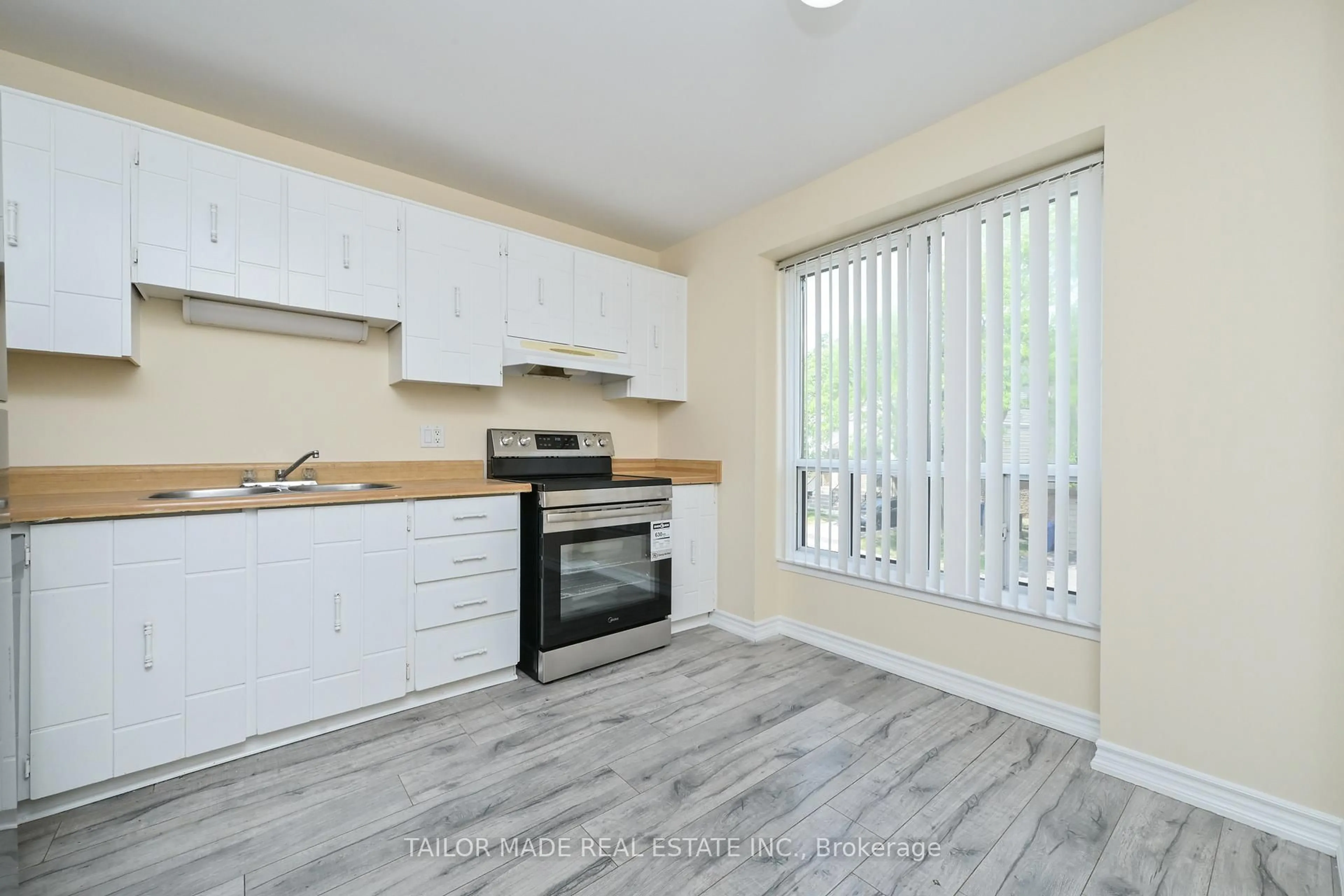 Standard kitchen, wood/laminate floor for 79 Guildford Cres #79, Brampton Ontario L6S 3K2