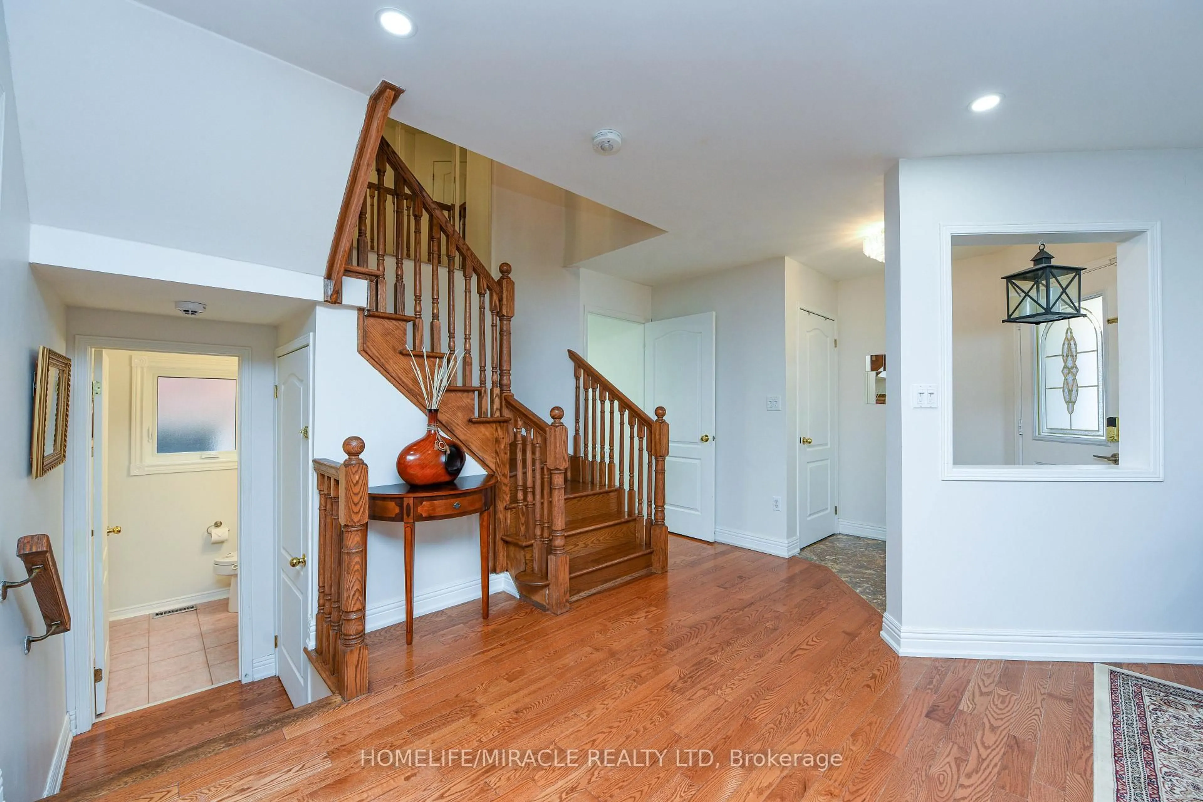 Indoor entryway for 113 Seclusion Cres, Brampton Ontario L6R 1K8