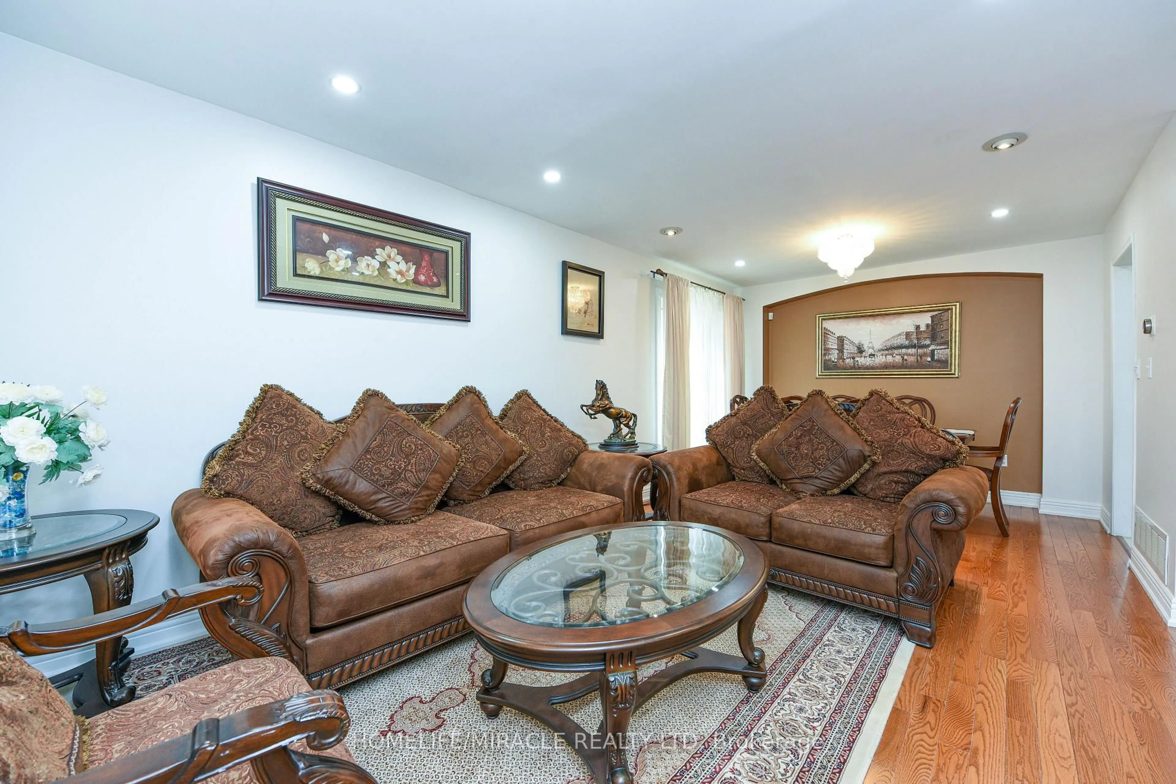 Living room with furniture, unknown for 113 Seclusion Cres, Brampton Ontario L6R 1K8