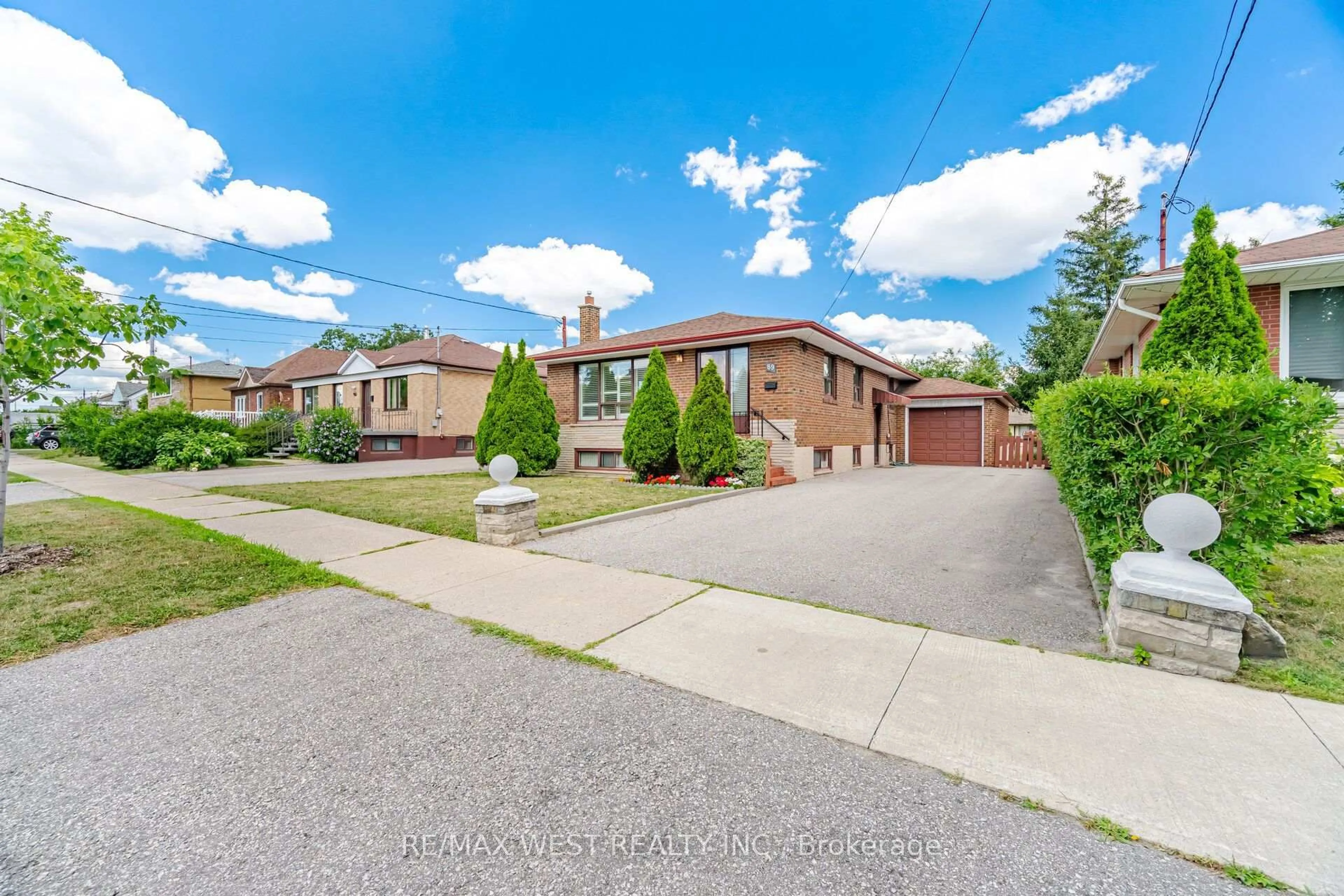 A pic from outside/outdoor area/front of a property/back of a property/a pic from drone, street for 89 Wendell Ave, Toronto Ontario M9N 3K8