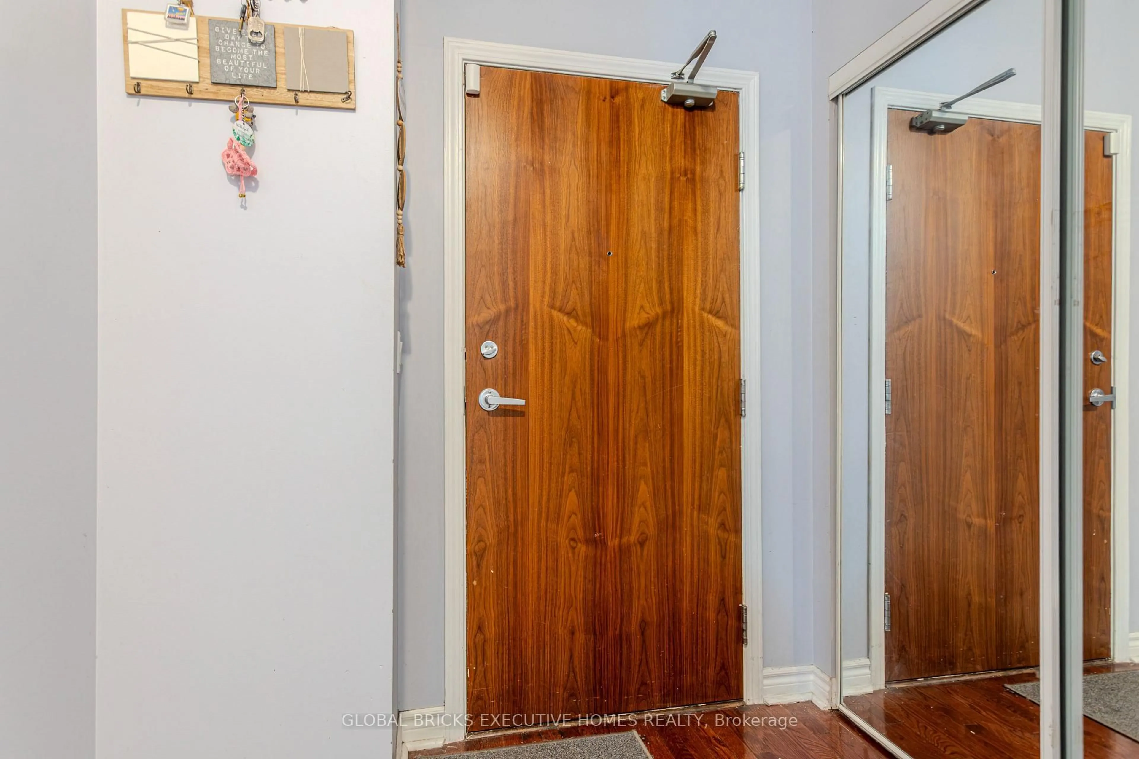 Indoor entryway for 33 Elm Dr, Mississauga Ontario L5B 4M2