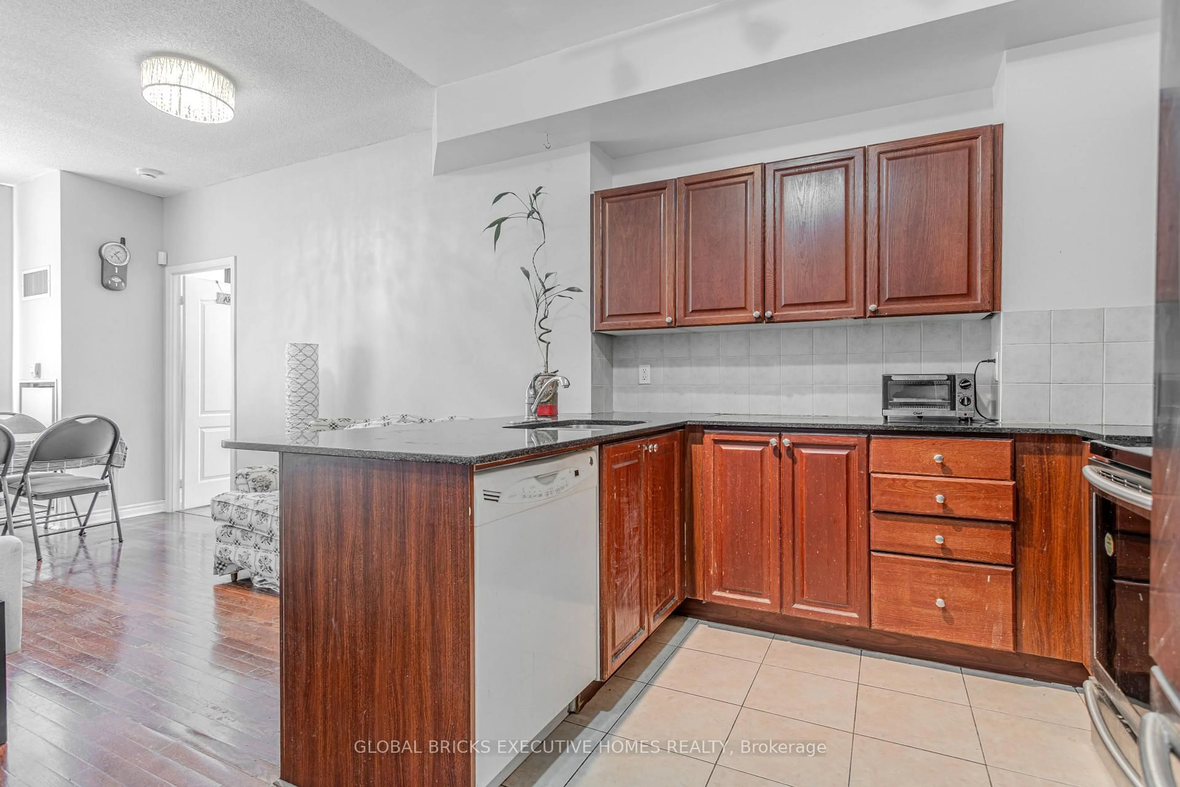 Standard kitchen, unknown for 33 Elm Dr, Mississauga Ontario L5B 4M2