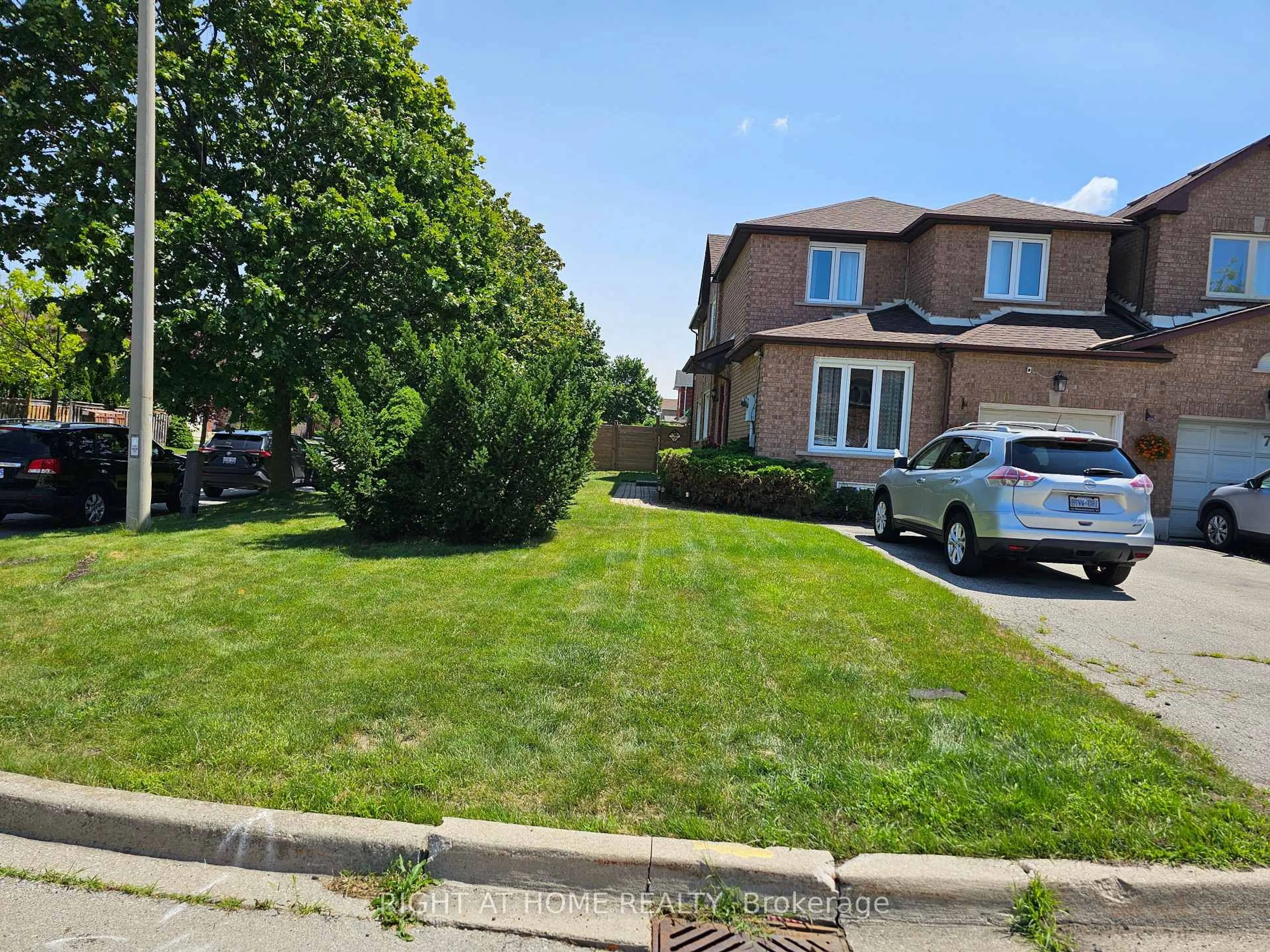 A pic from outside/outdoor area/front of a property/back of a property/a pic from drone, street for 710 Ashprior Ave, Mississauga Ontario L5R 3N8