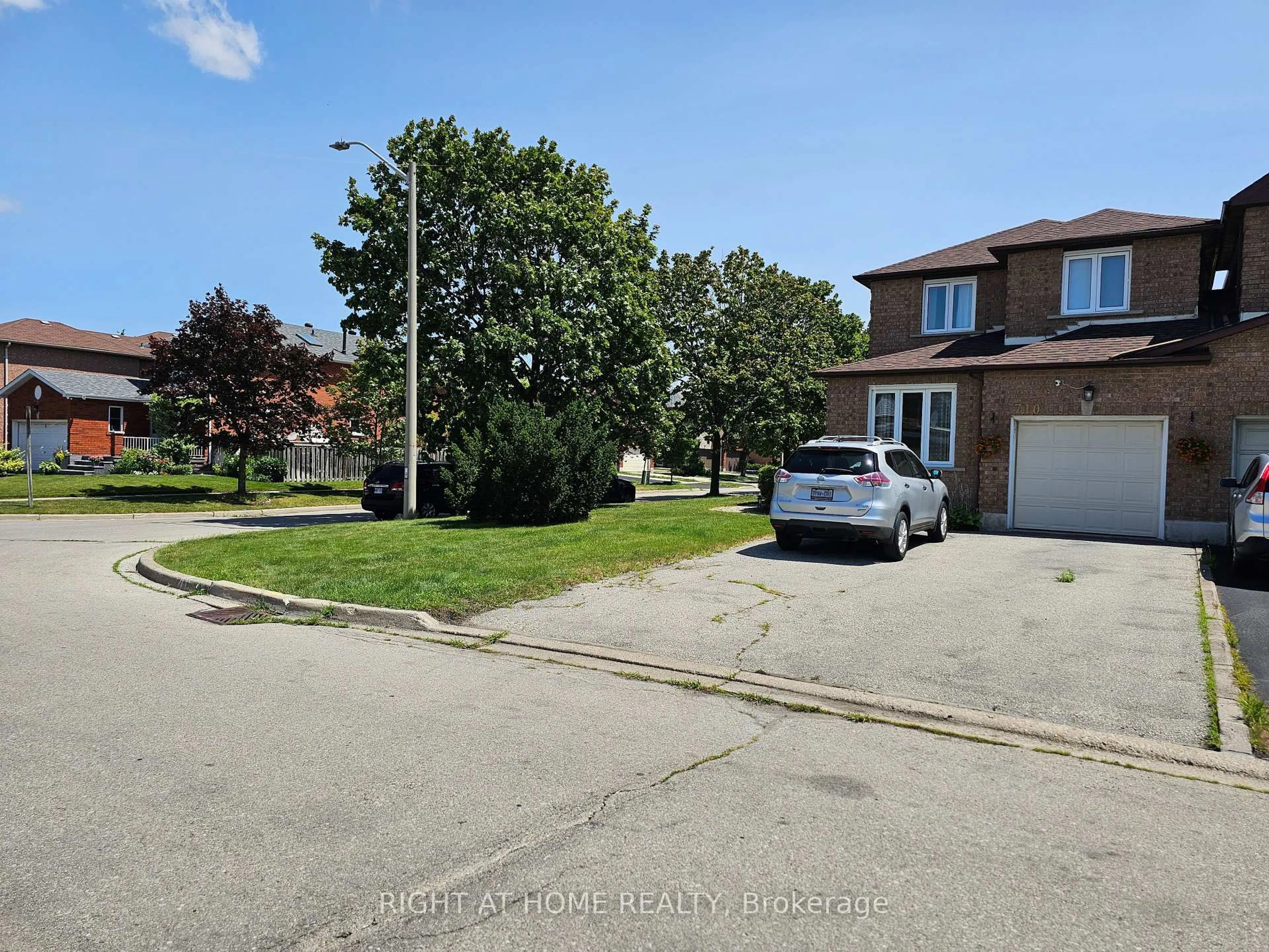 A pic from outside/outdoor area/front of a property/back of a property/a pic from drone, street for 710 Ashprior Ave, Mississauga Ontario L5R 3N8
