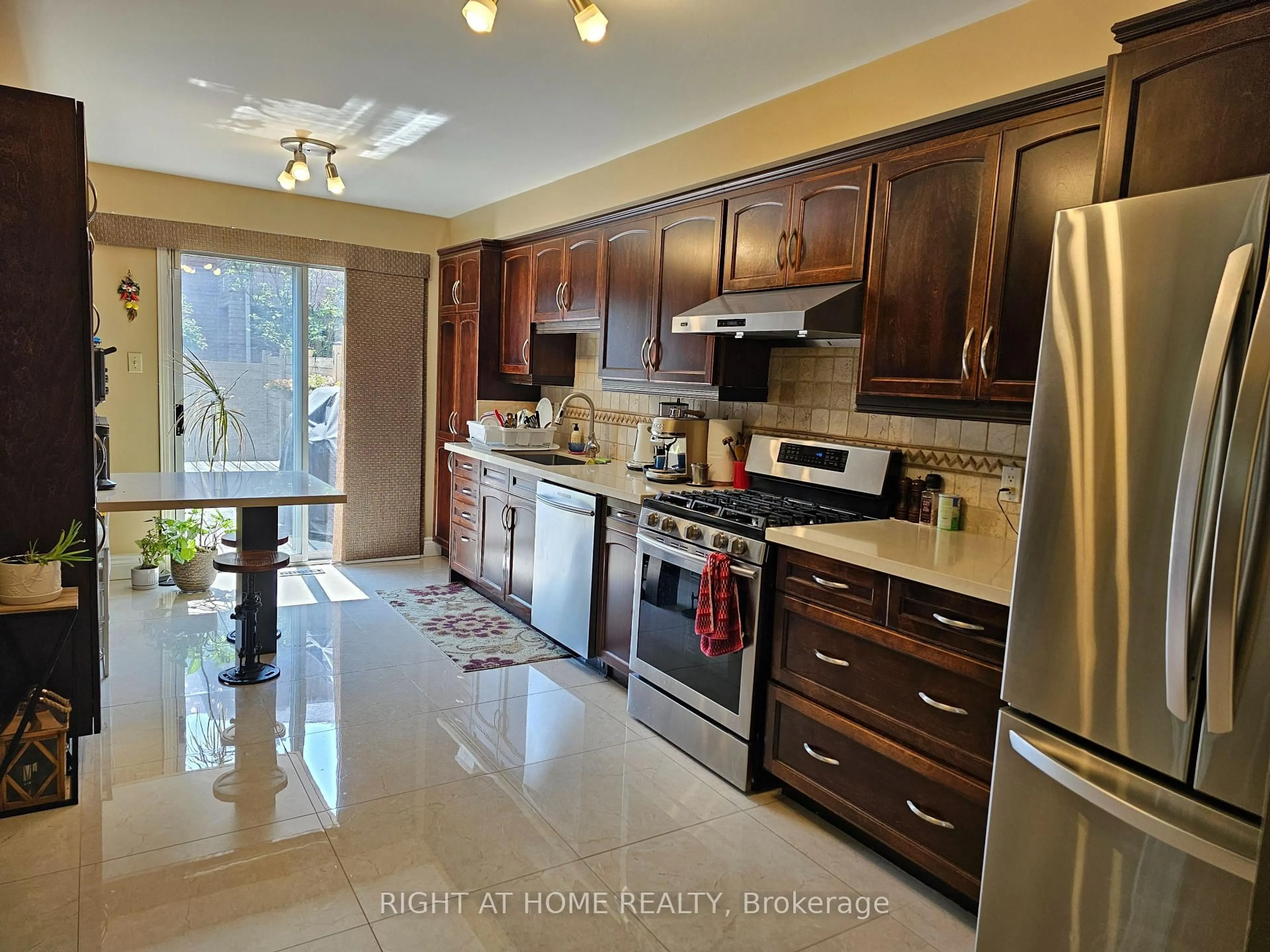 Kitchen with laundary machines, ceramic/tile floor for 710 Ashprior Ave, Mississauga Ontario L5R 3N8