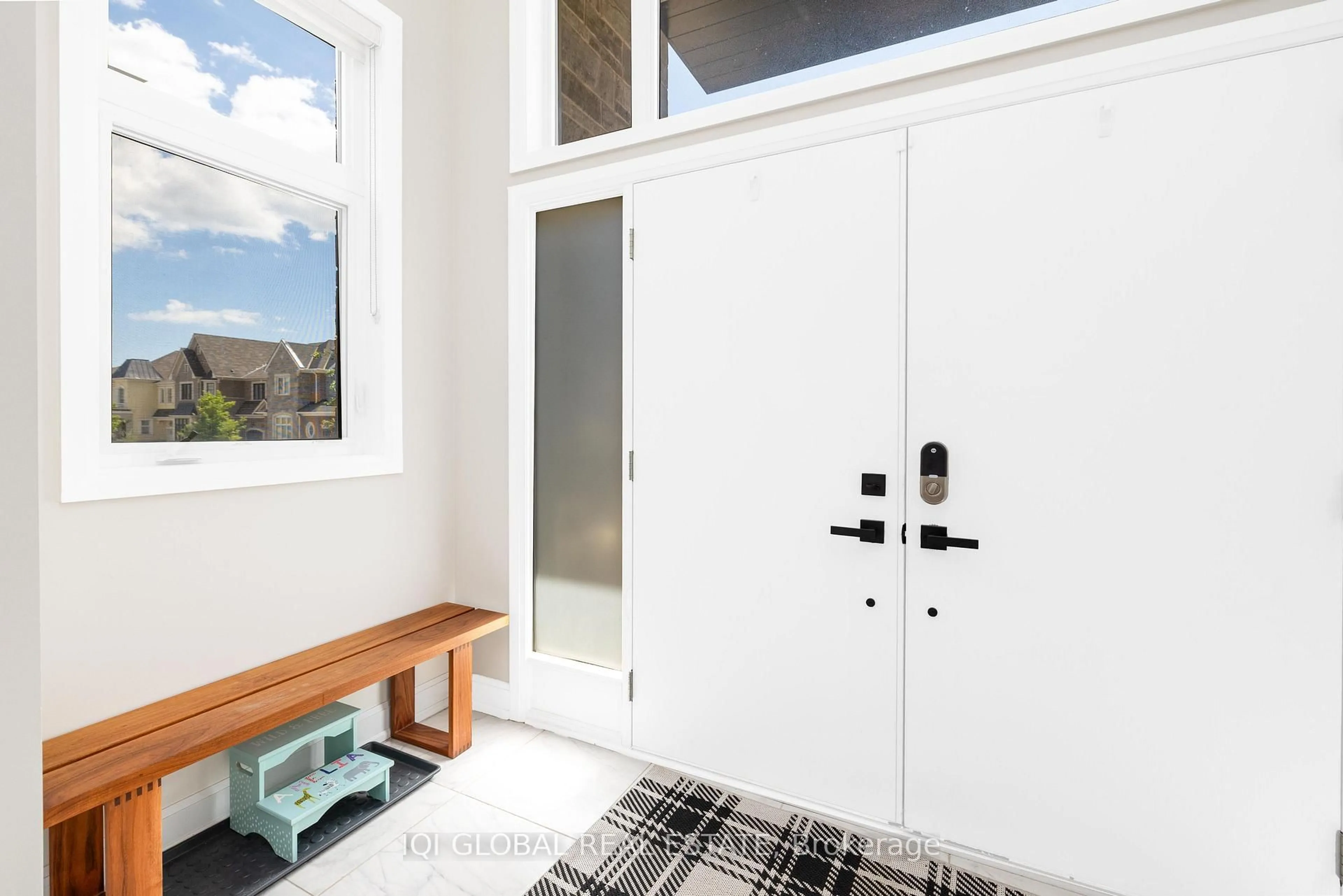 Indoor entryway for 3329 Merion Gdns, Oakville Ontario L6M 5K9