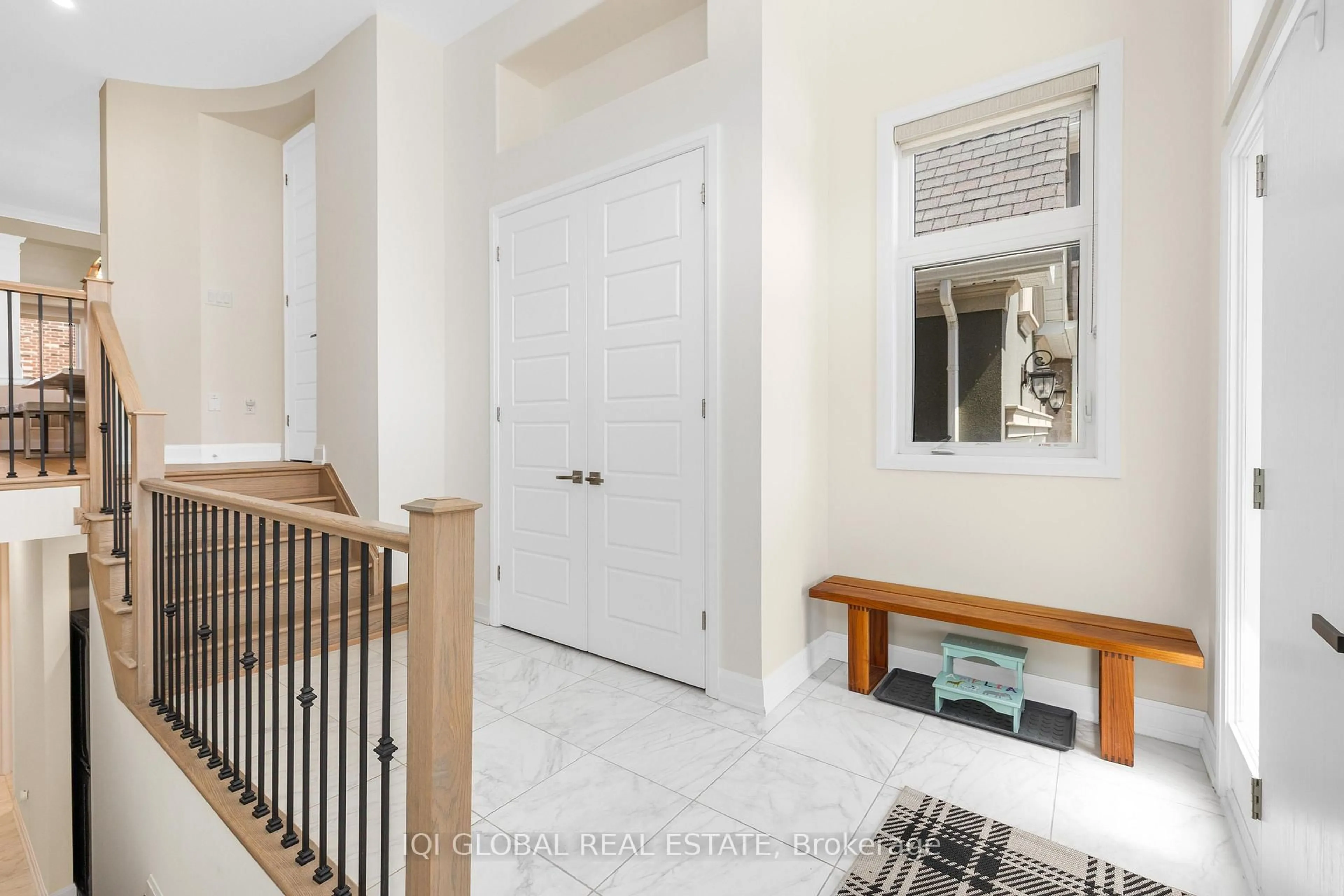 Indoor entryway for 3329 Merion Gdns, Oakville Ontario L6M 5K9
