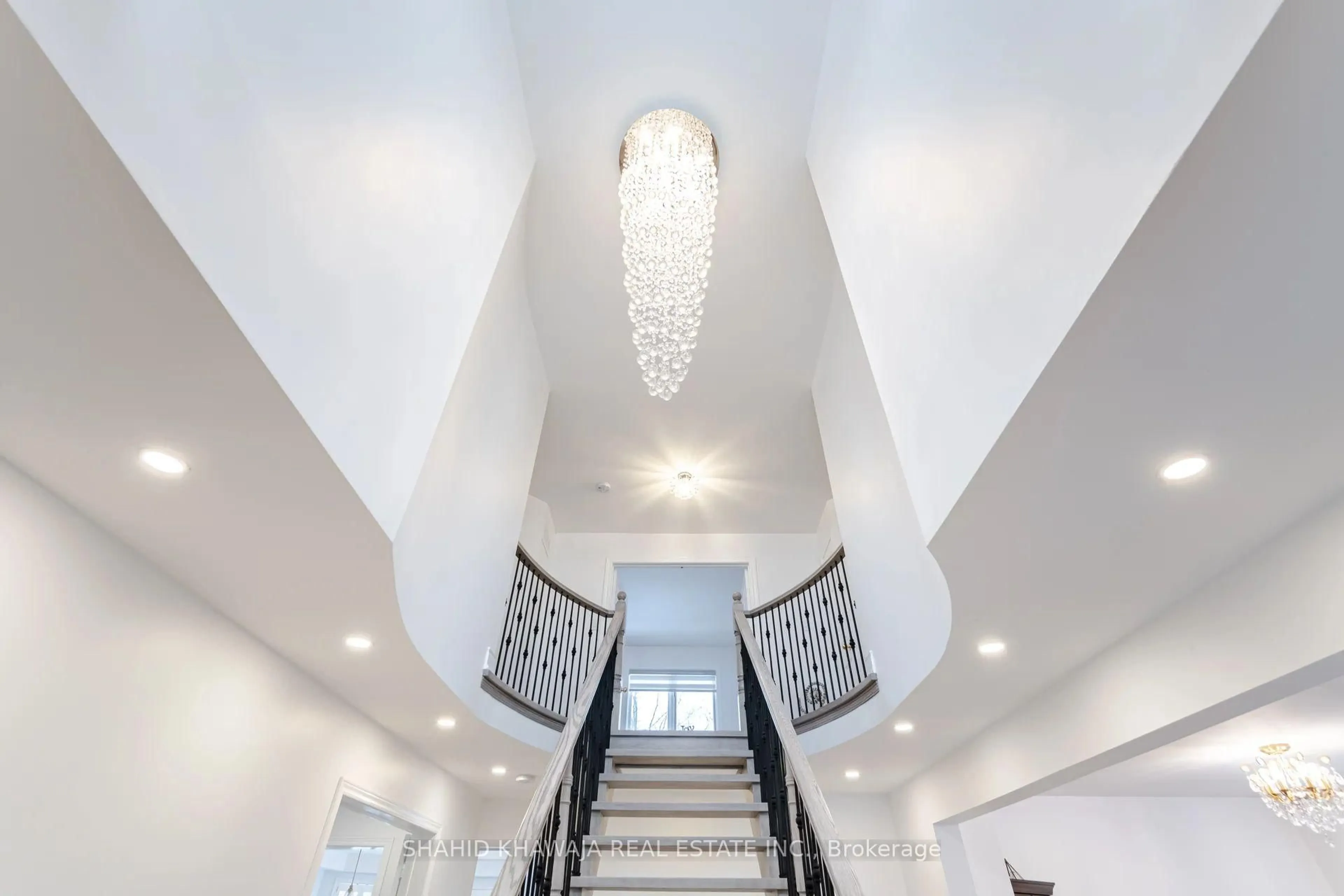 Indoor foyer for 6150 Bankhead Crt, Mississauga Ontario L5V 1L9
