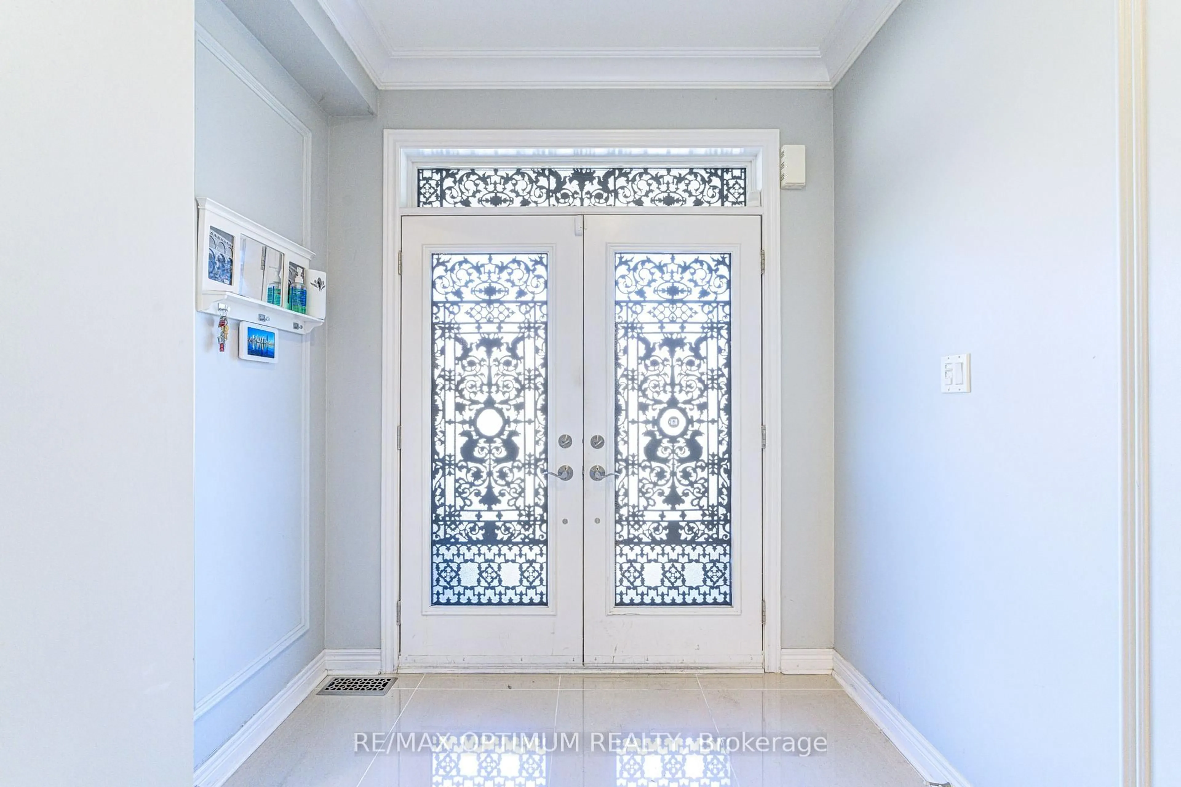 Indoor entryway for 120 Canary Clse, Brampton Ontario L6X 3A9