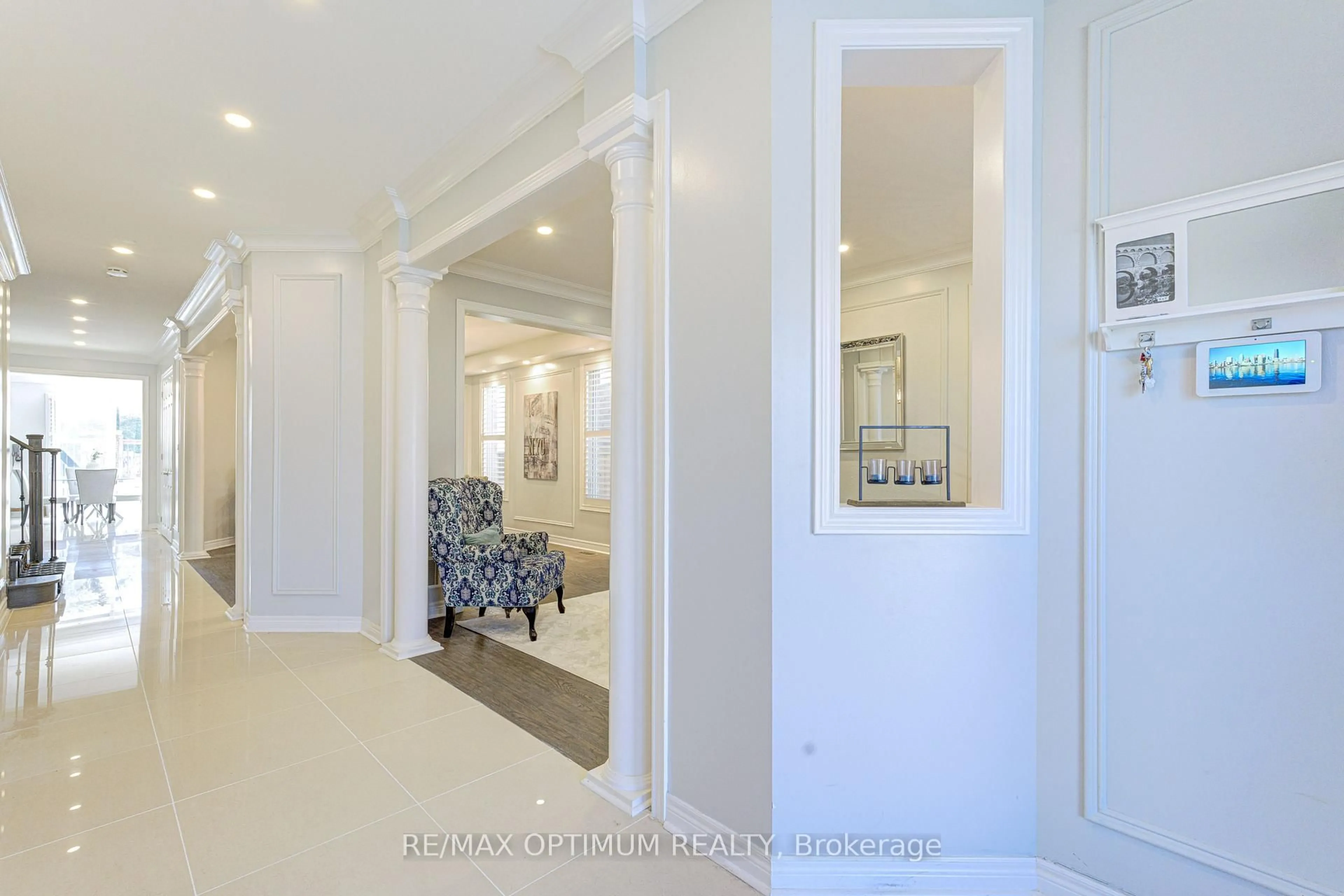Indoor entryway for 120 Canary Clse, Brampton Ontario L6X 3A9