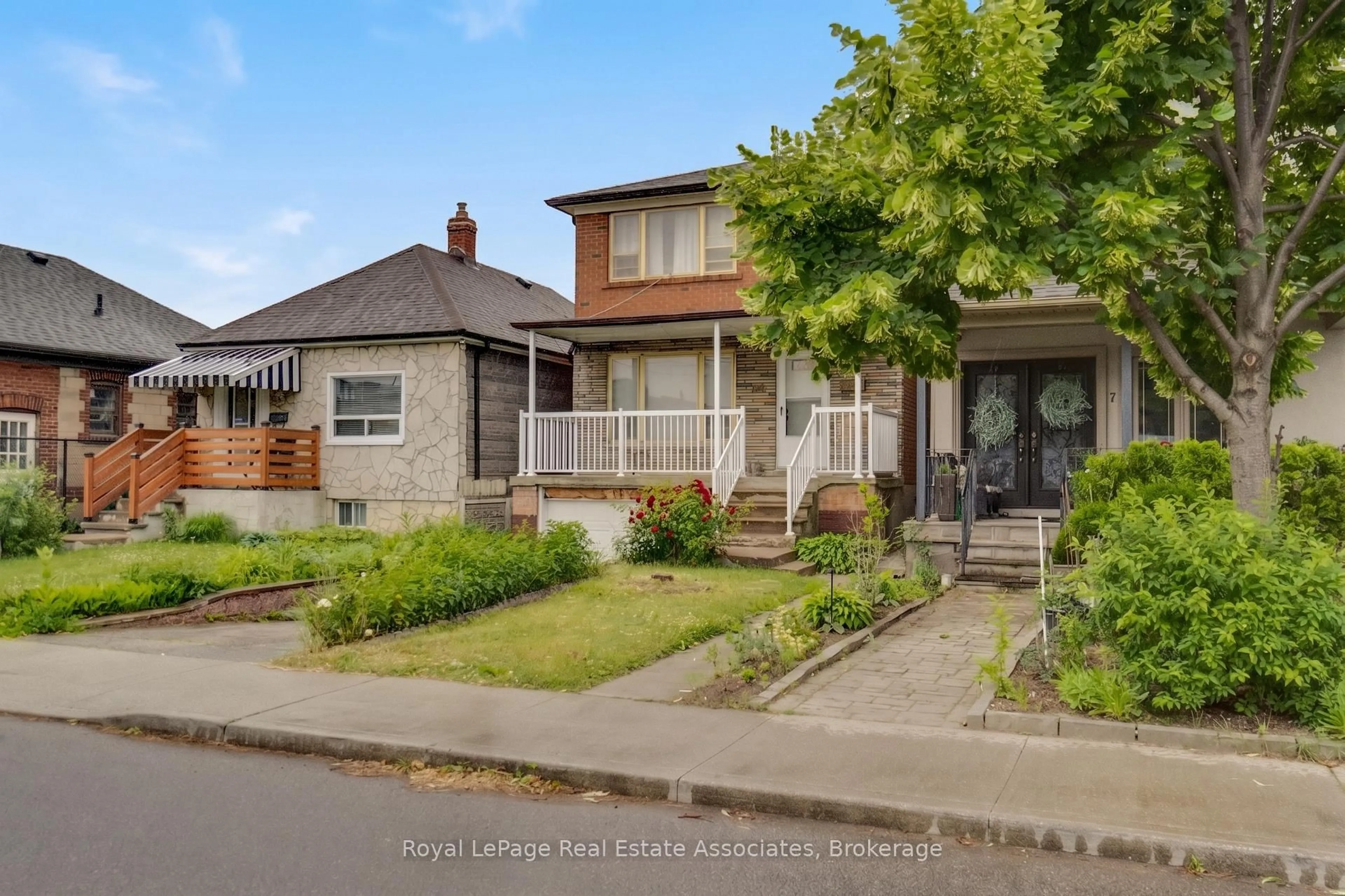 A pic from outside/outdoor area/front of a property/back of a property/a pic from drone, street for 5 Homeview Ave, Toronto Ontario M6N 1S9