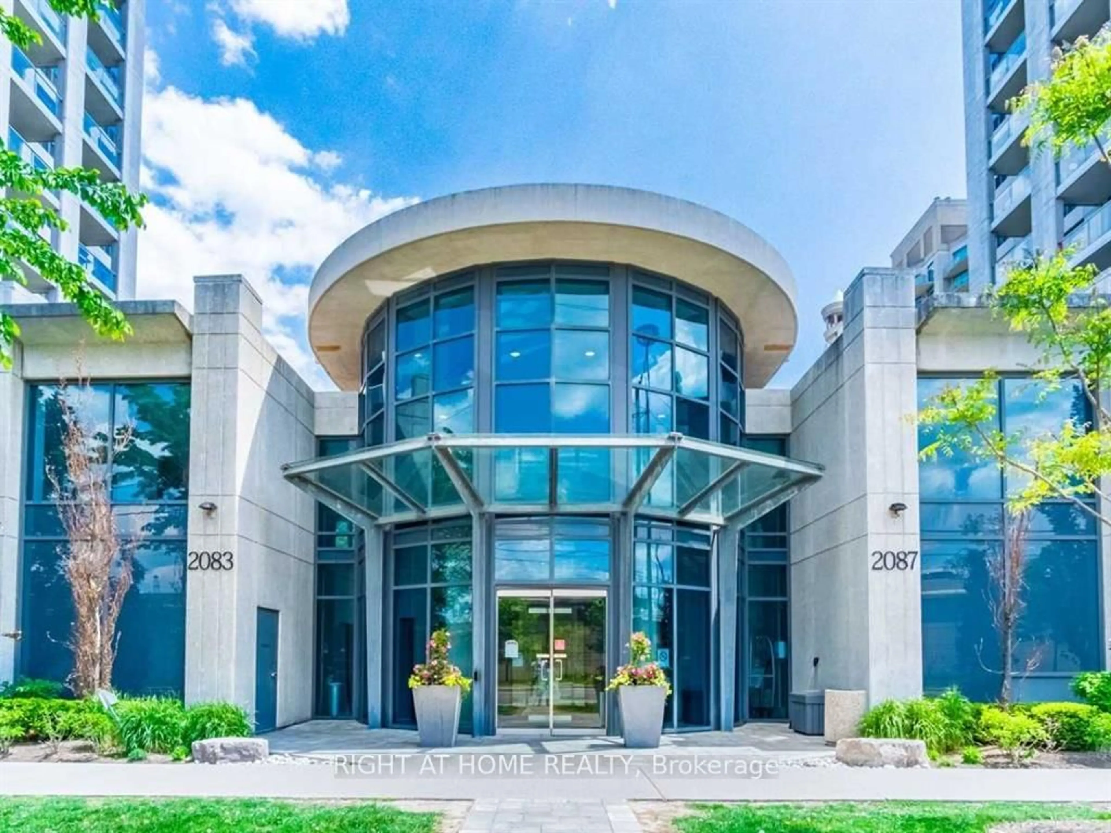 Indoor foyer for 2087 Lake Shore Blvd #207, Toronto Ontario M8V 4G3