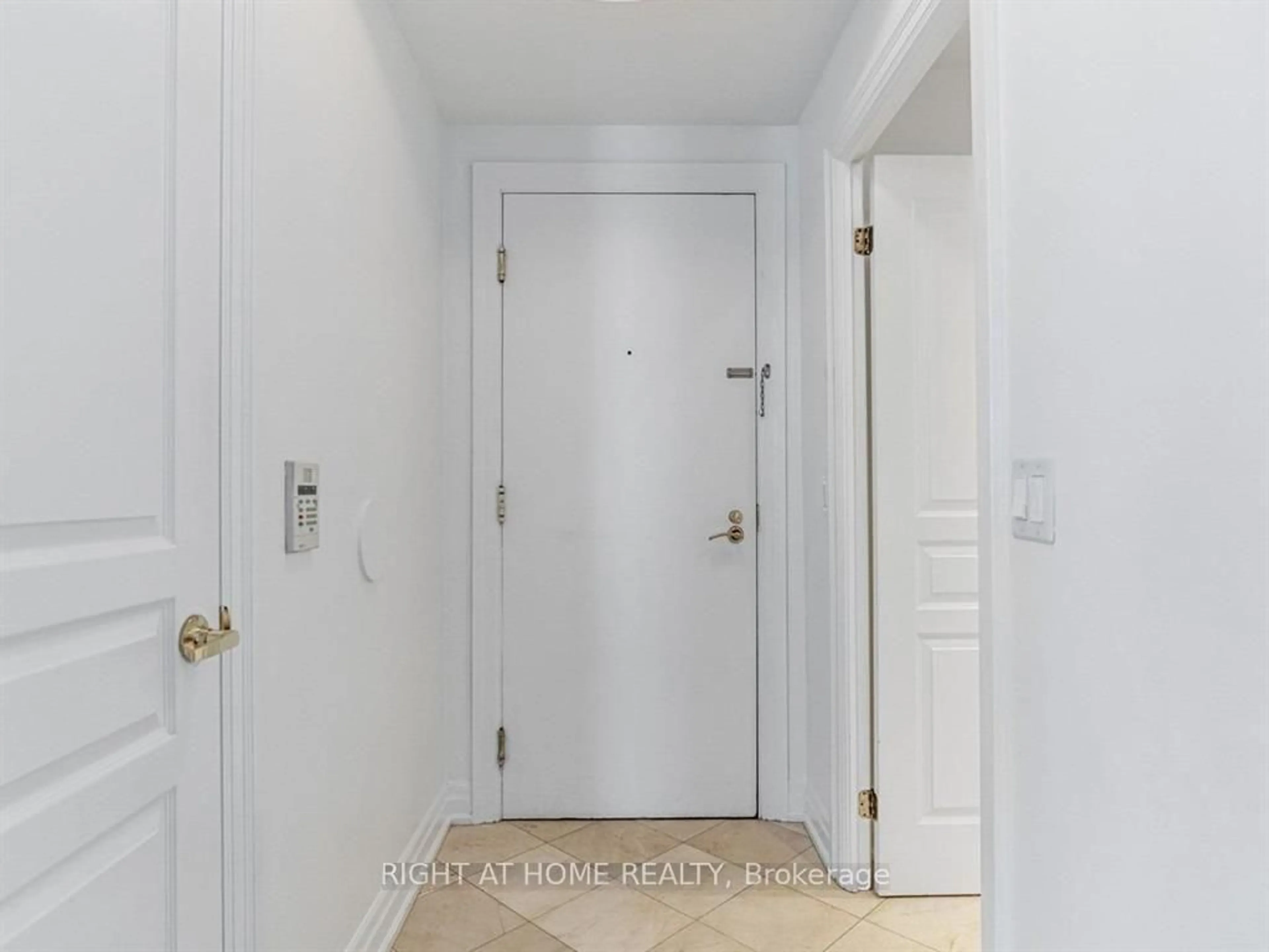 Indoor entryway for 2087 Lake Shore Blvd #207, Toronto Ontario M8V 4G3