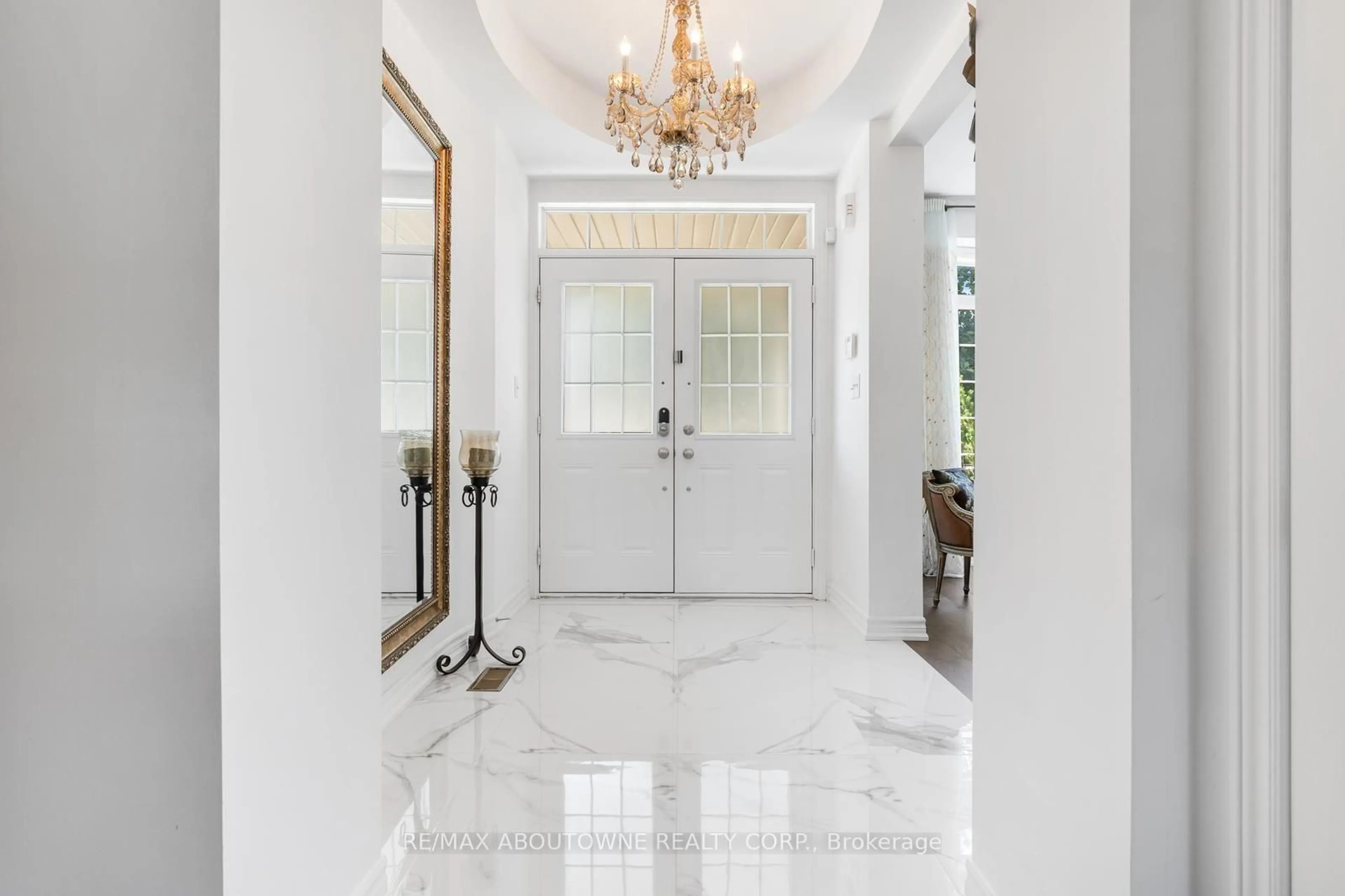 Indoor entryway for 3308 Liptay Ave, Oakville Ontario L6M 0N1