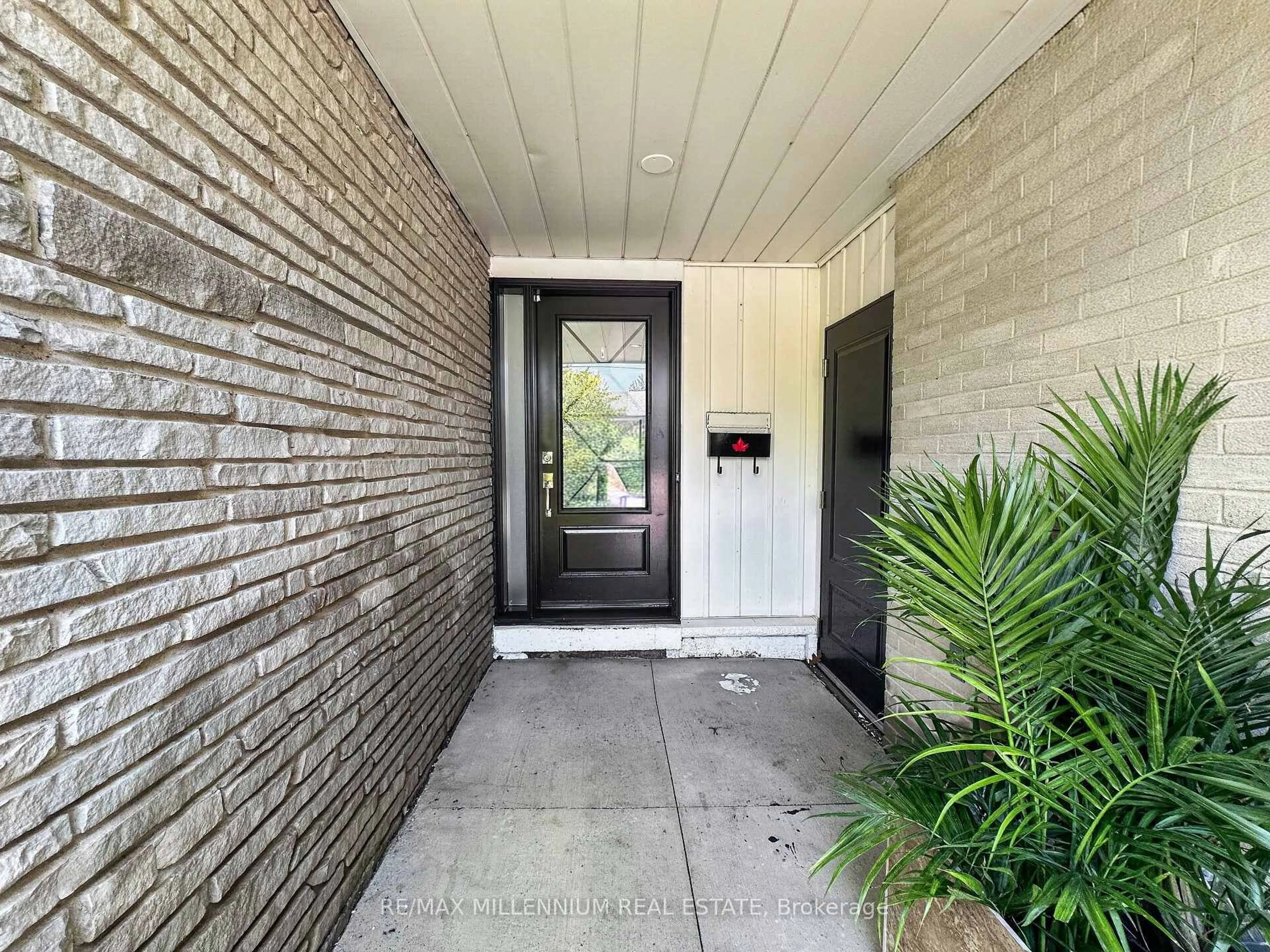 Indoor entryway for 19 Cardwell St, Orangeville Ontario L9W 2V7