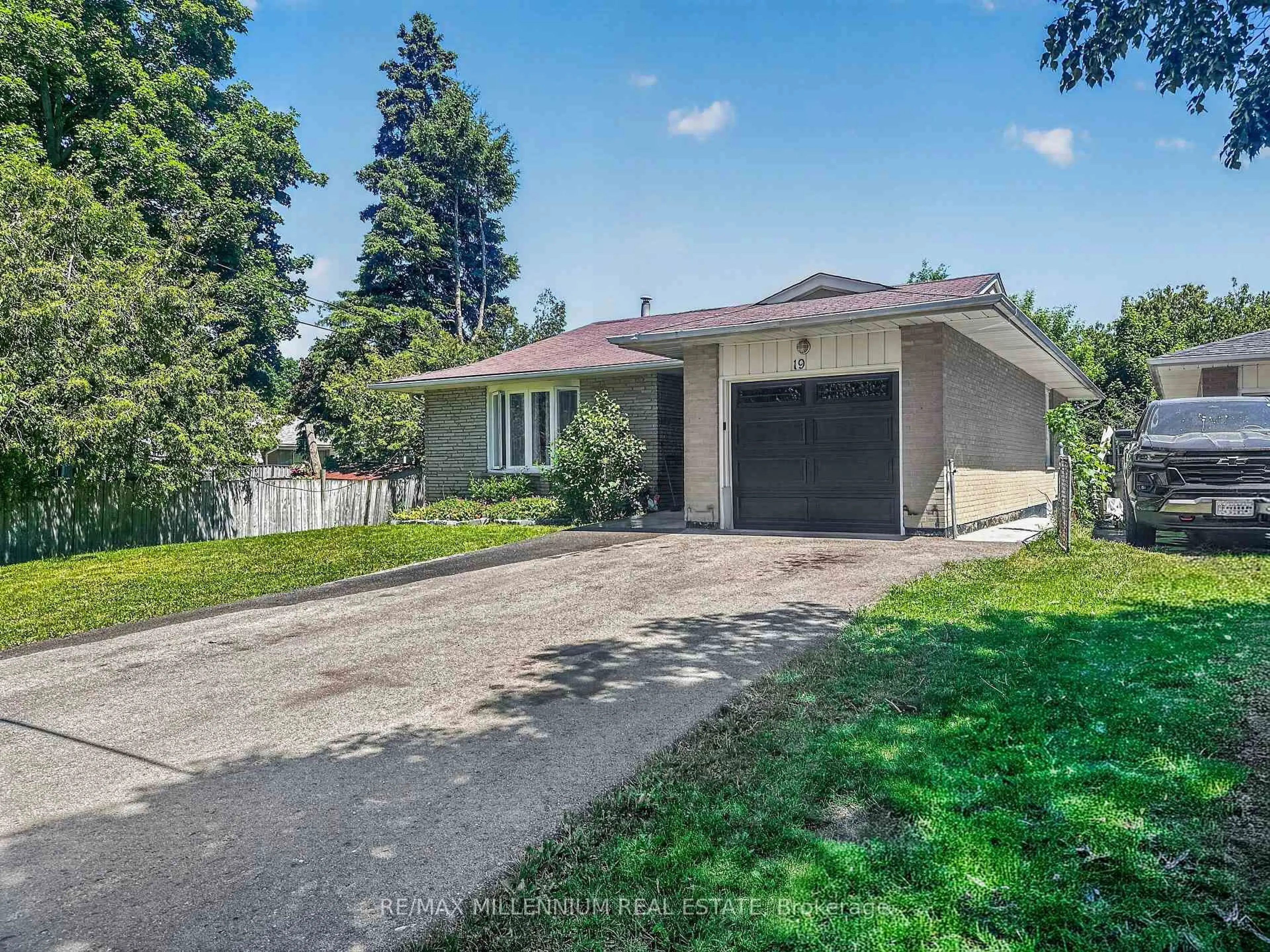A pic from outside/outdoor area/front of a property/back of a property/a pic from drone, street for 19 Cardwell St, Orangeville Ontario L9W 2V7