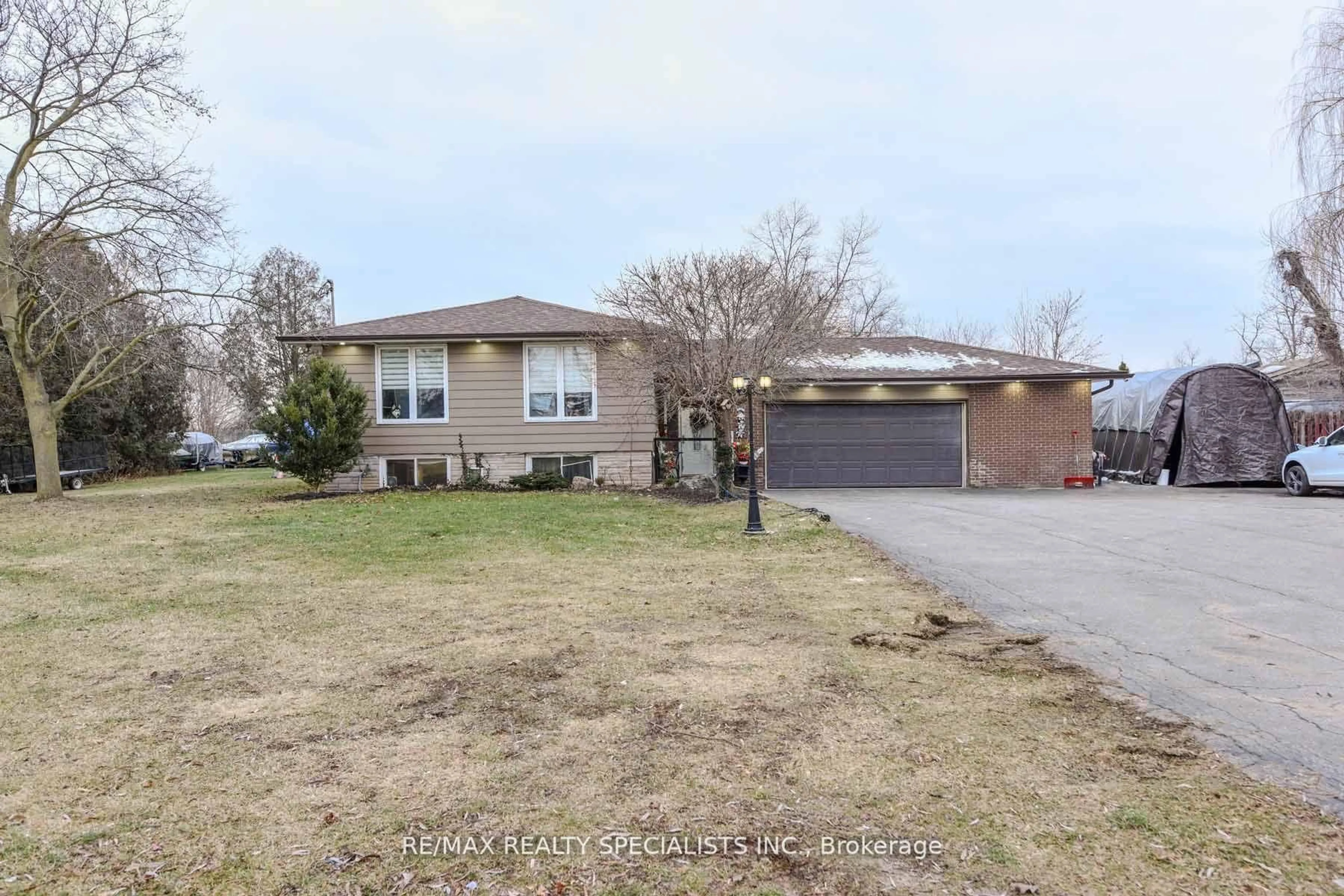 A pic from outside/outdoor area/front of a property/back of a property/a pic from drone, street for 8136 Hornby Rd, Halton Hills Ontario L0P 1E0