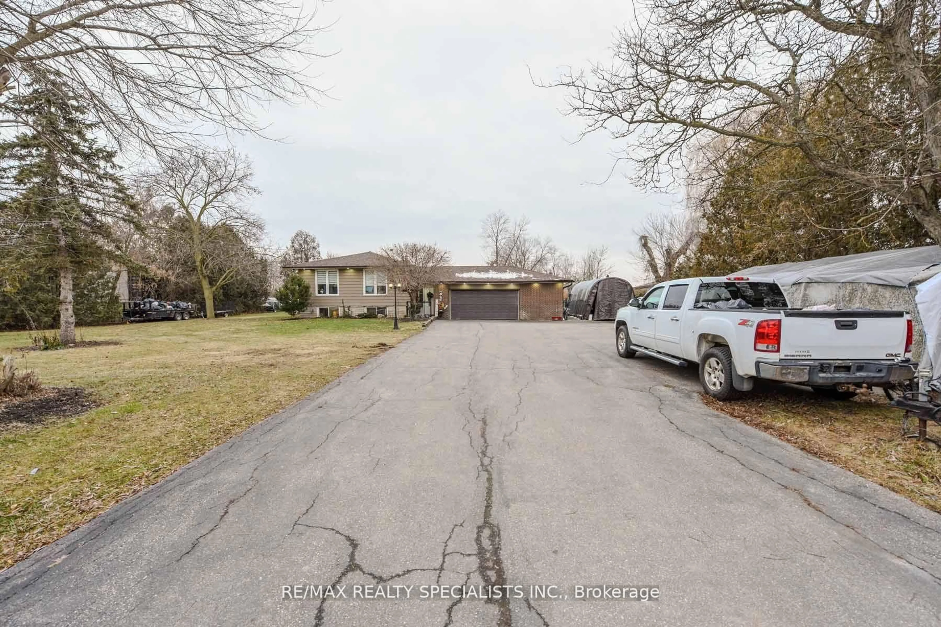 A pic from outside/outdoor area/front of a property/back of a property/a pic from drone, street for 8136 Hornby Rd, Halton Hills Ontario L0P 1E0