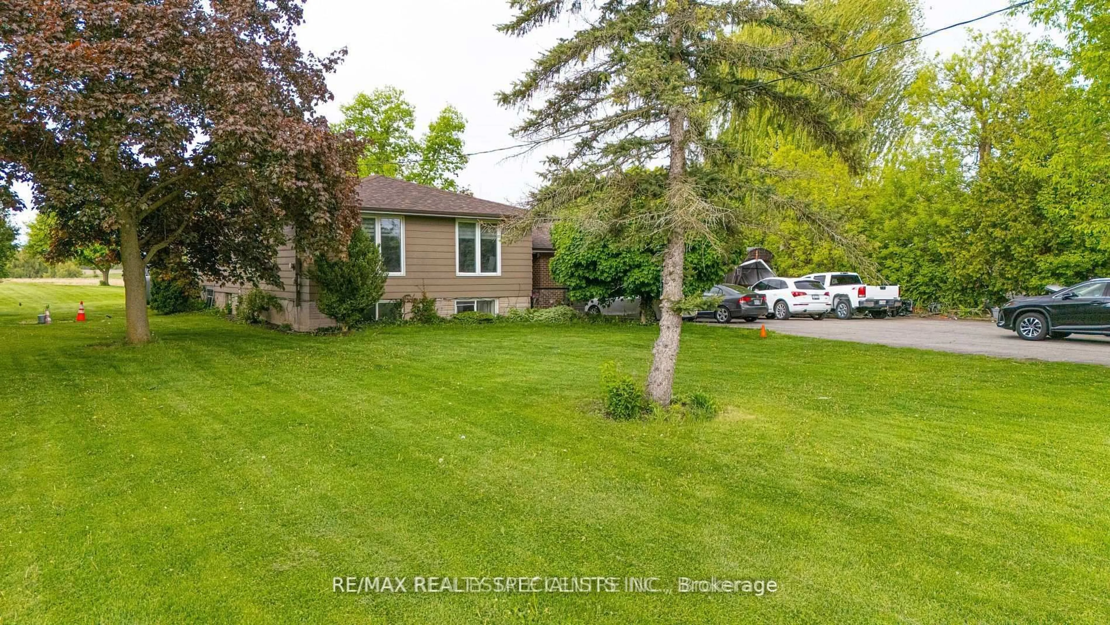 A pic from outside/outdoor area/front of a property/back of a property/a pic from drone, street for 8136 Hornby Rd, Halton Hills Ontario L0P 1E0