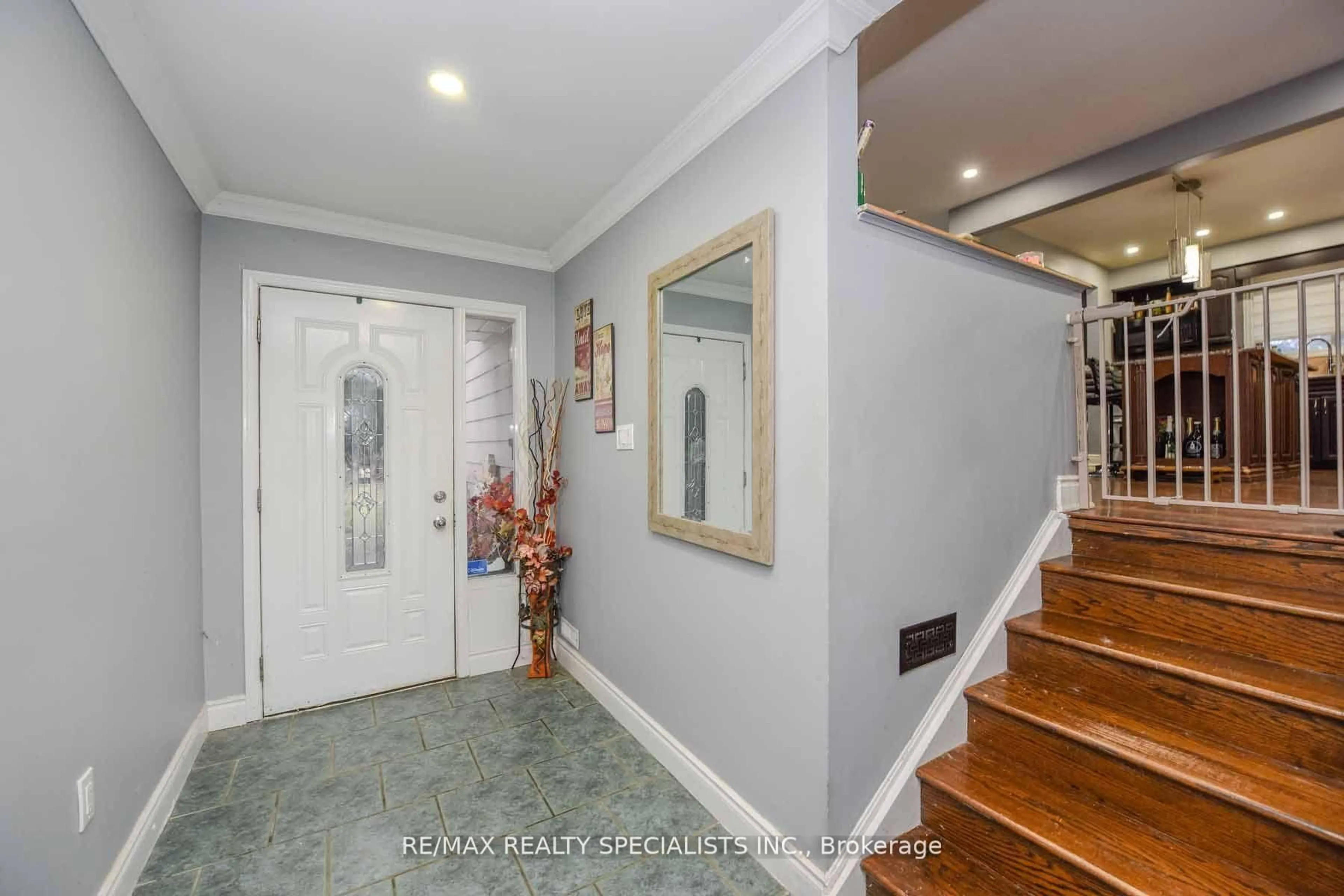 Indoor foyer for 8136 Hornby Rd, Halton Hills Ontario L0P 1E0