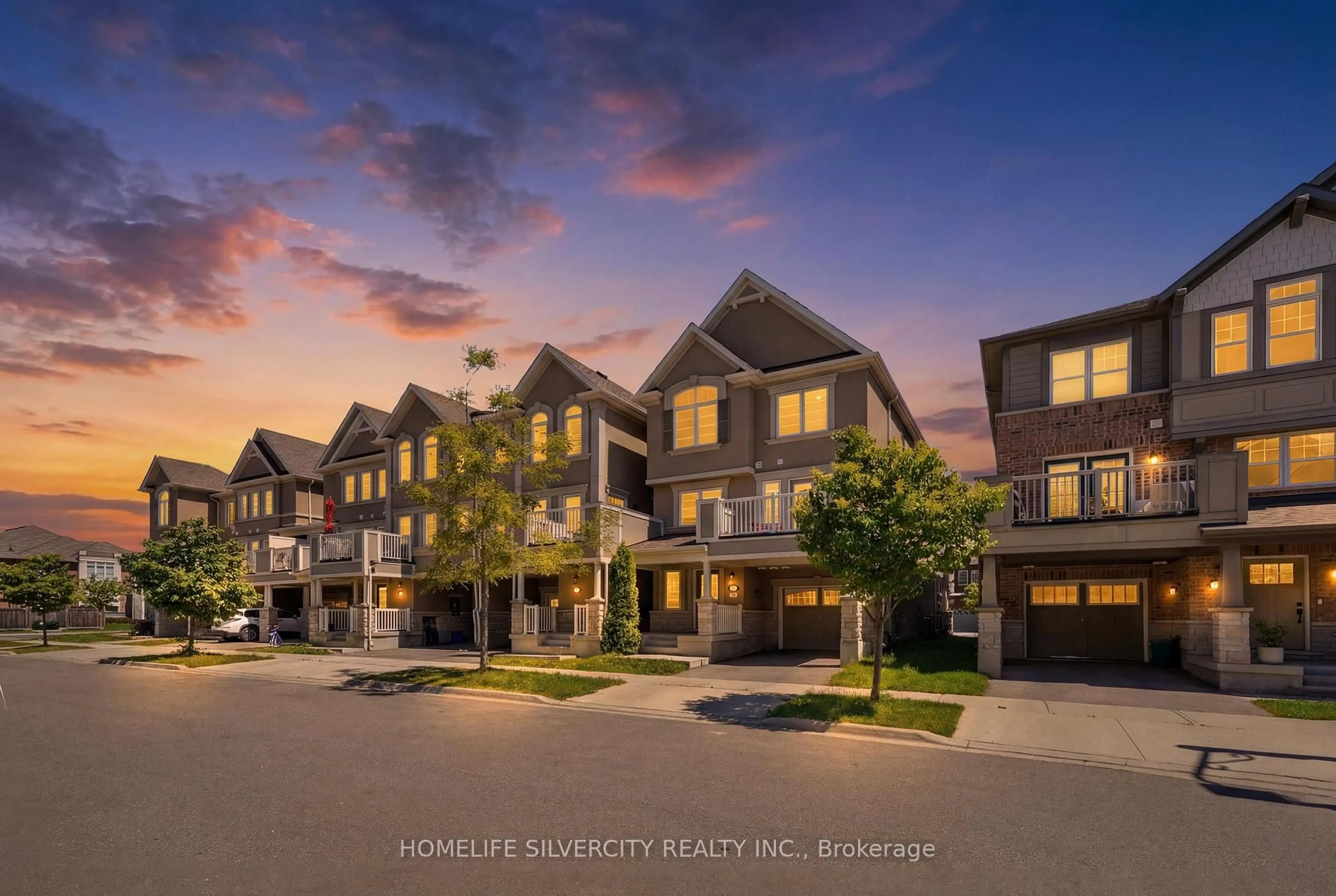 A pic from outside/outdoor area/front of a property/back of a property/a pic from drone, street for 3085 Mistletoe Gdns, Oakville Ontario L6M 0Y7