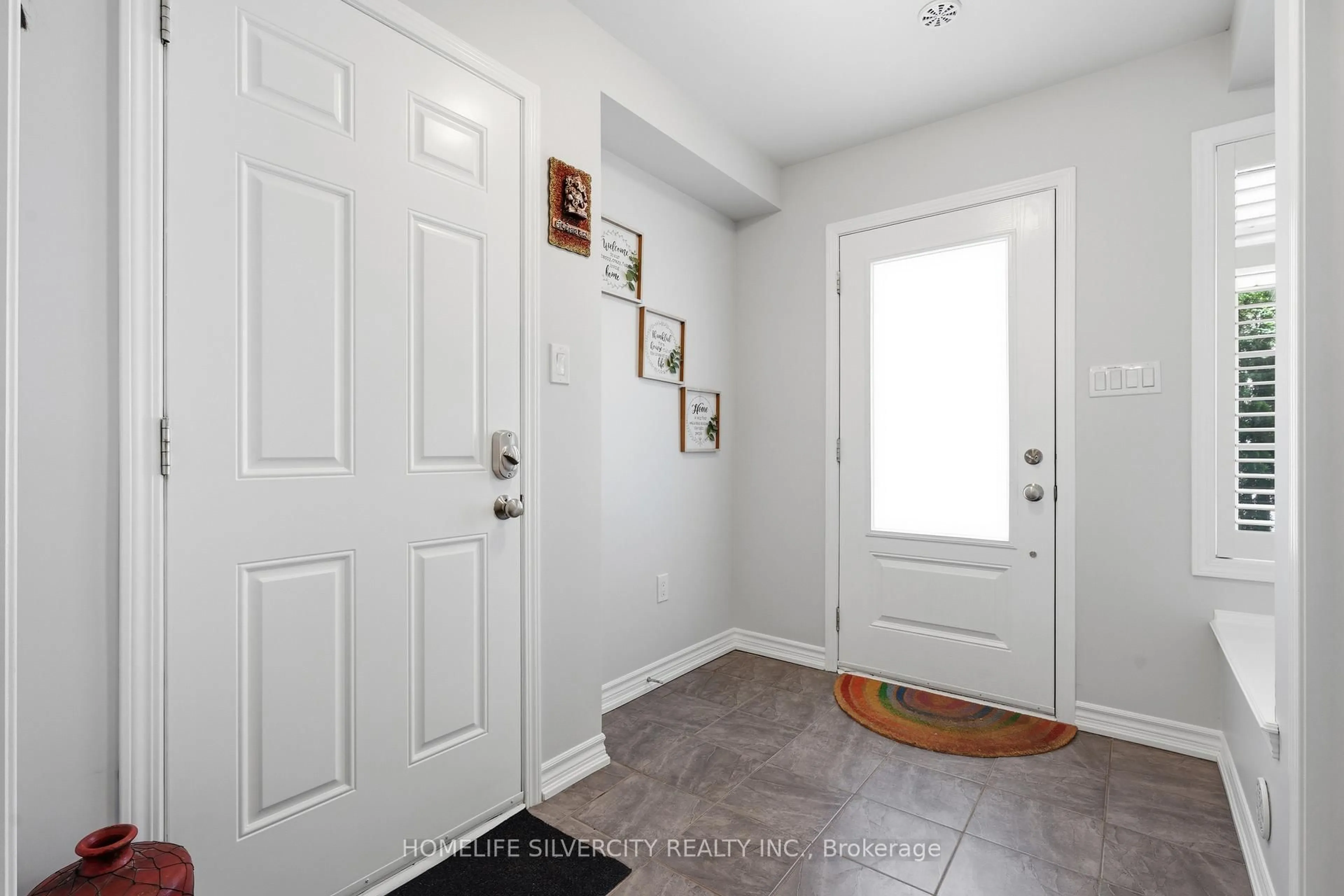 Indoor entryway for 3085 Mistletoe Gdns, Oakville Ontario L6M 0Y7