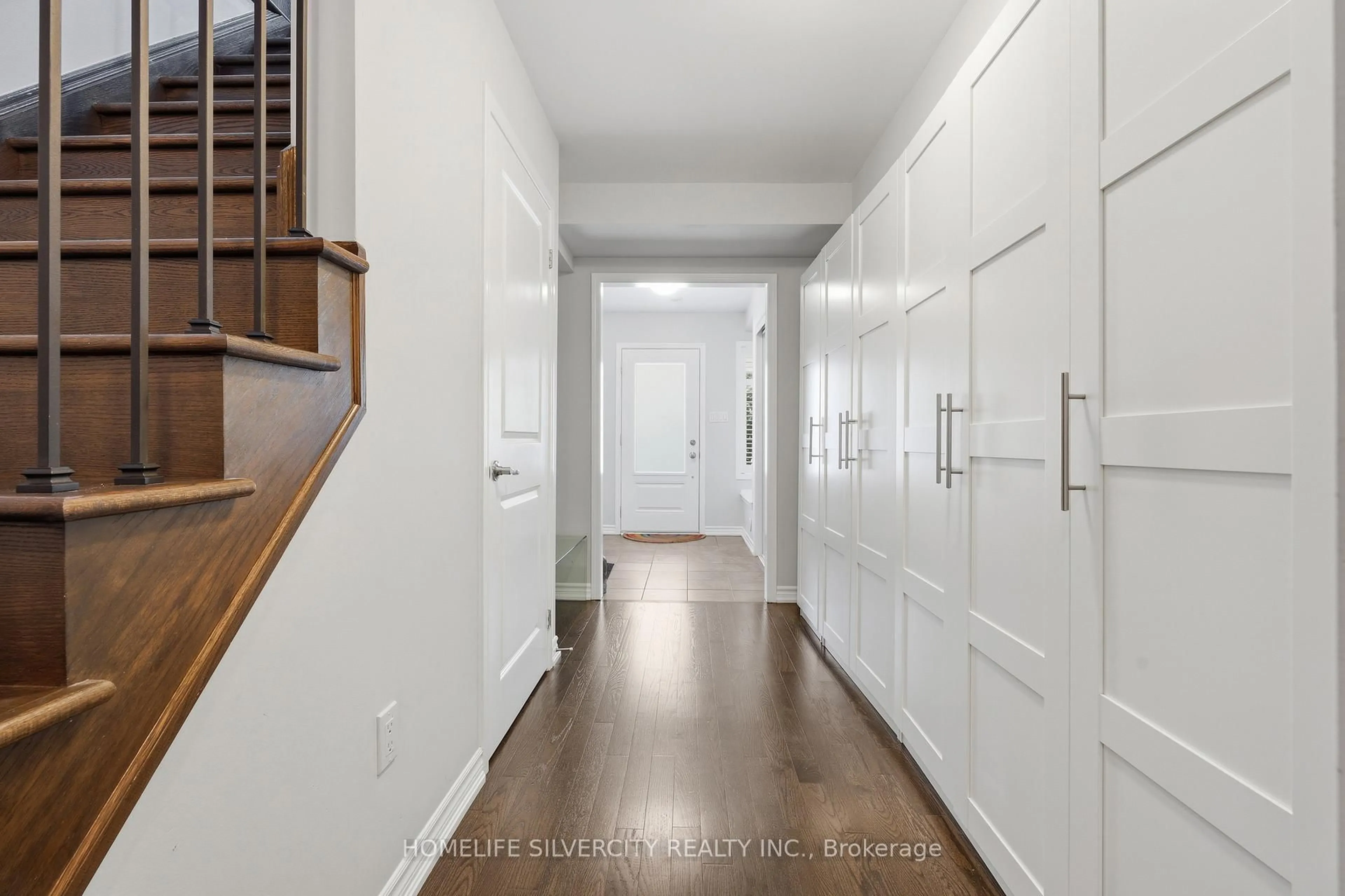 Indoor entryway for 3085 Mistletoe Gdns, Oakville Ontario L6M 0Y7