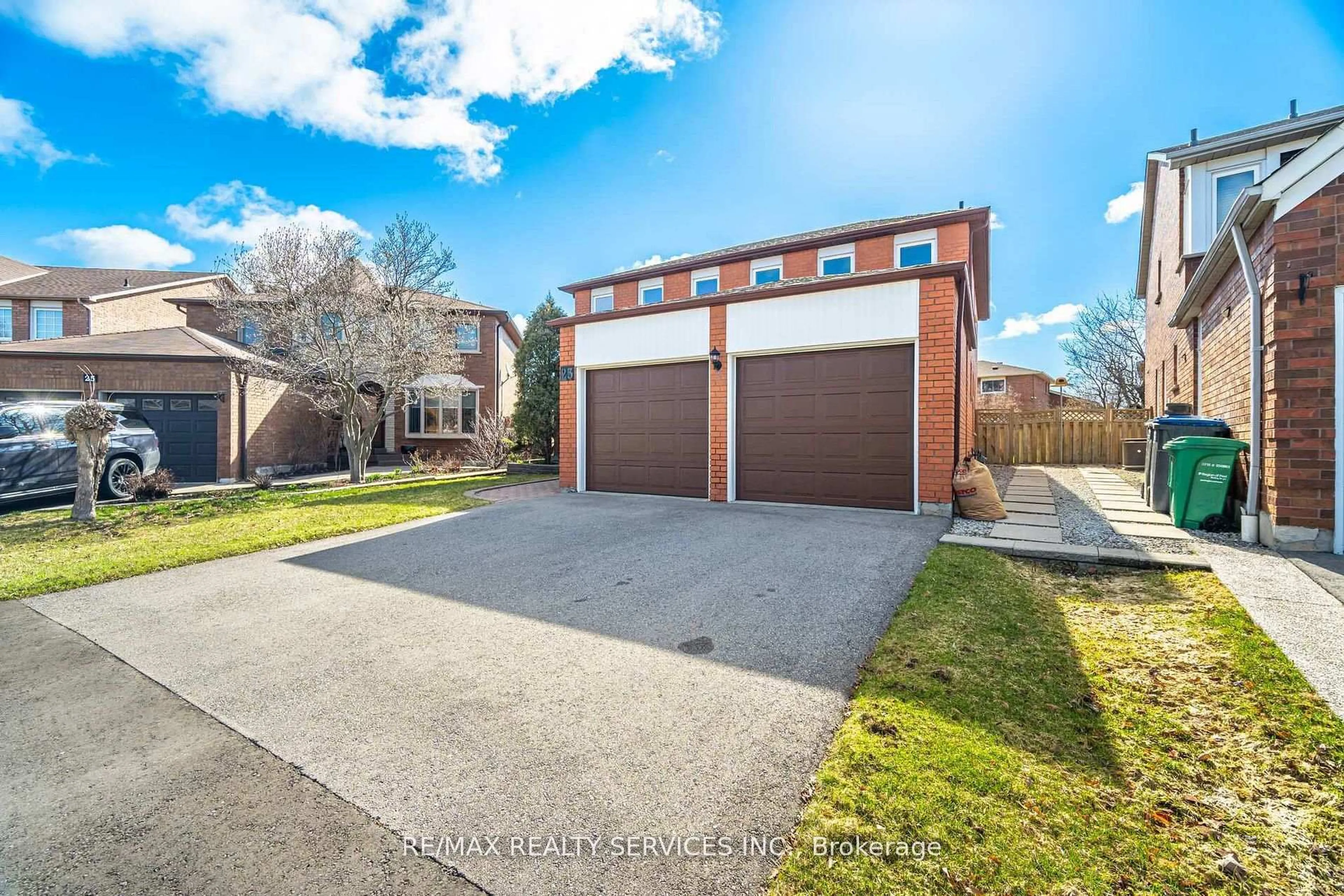 A pic from outside/outdoor area/front of a property/back of a property/a pic from drone, street for 23 Newbury Cres, Brampton Ontario L6S 5M3